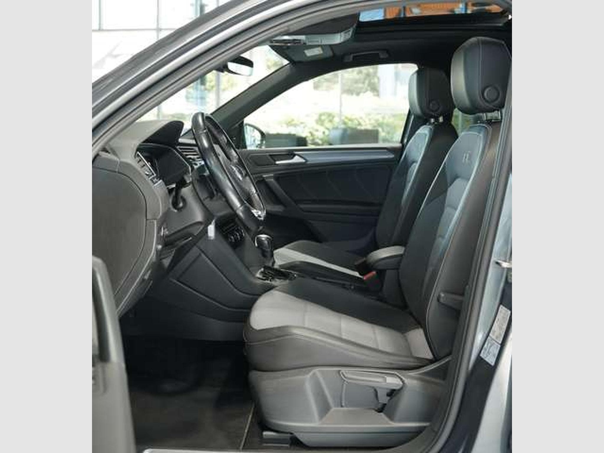 VW Tiguan R Line 4Matic *ACC *Virtual *Pano *AHK (2019) - Photo 23
