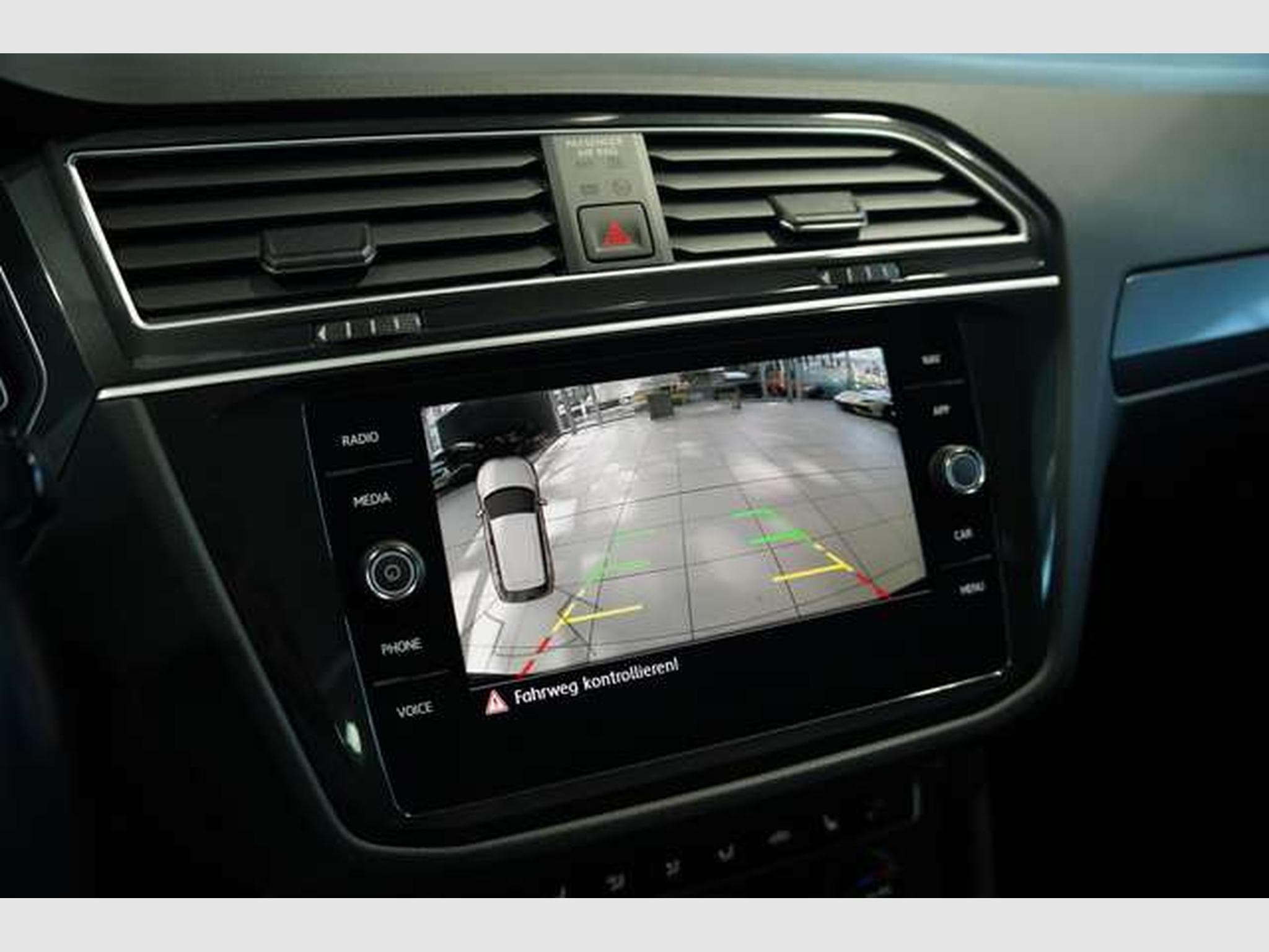 VW Tiguan R Line 4Matic *ACC *Virtual *Pano *AHK (2019) - Photo 30