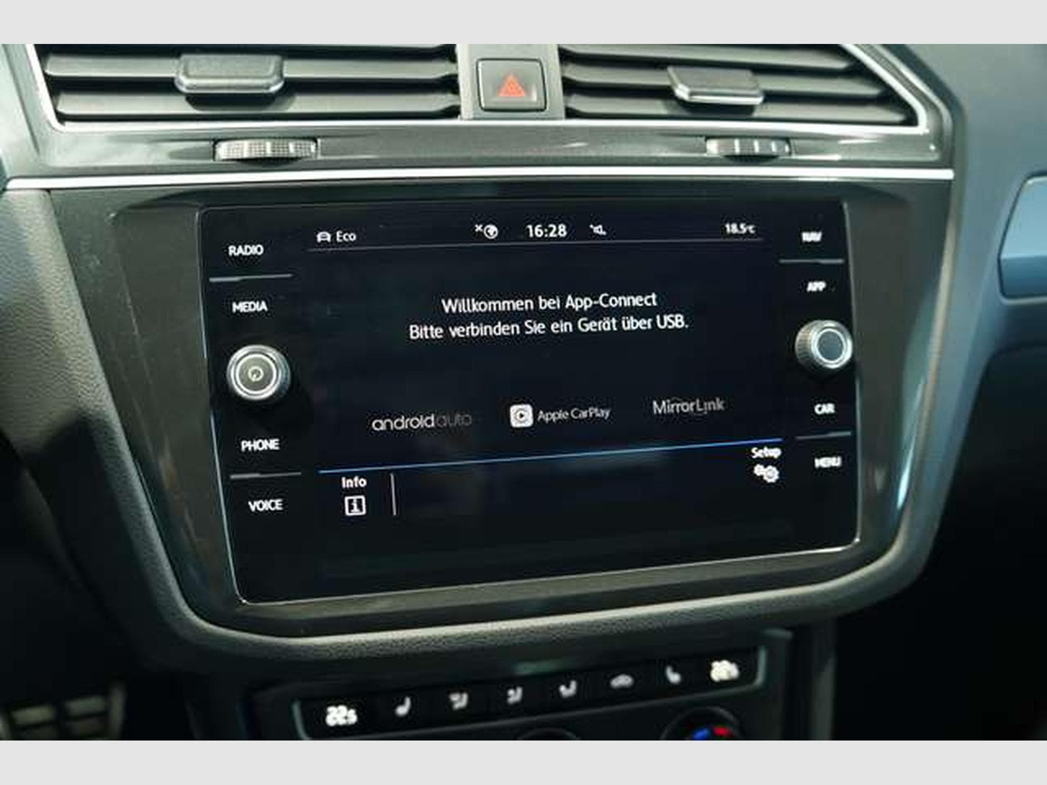 VW Tiguan R Line 4Matic *ACC *Virtual *Pano *AHK (2019) - Photo 35