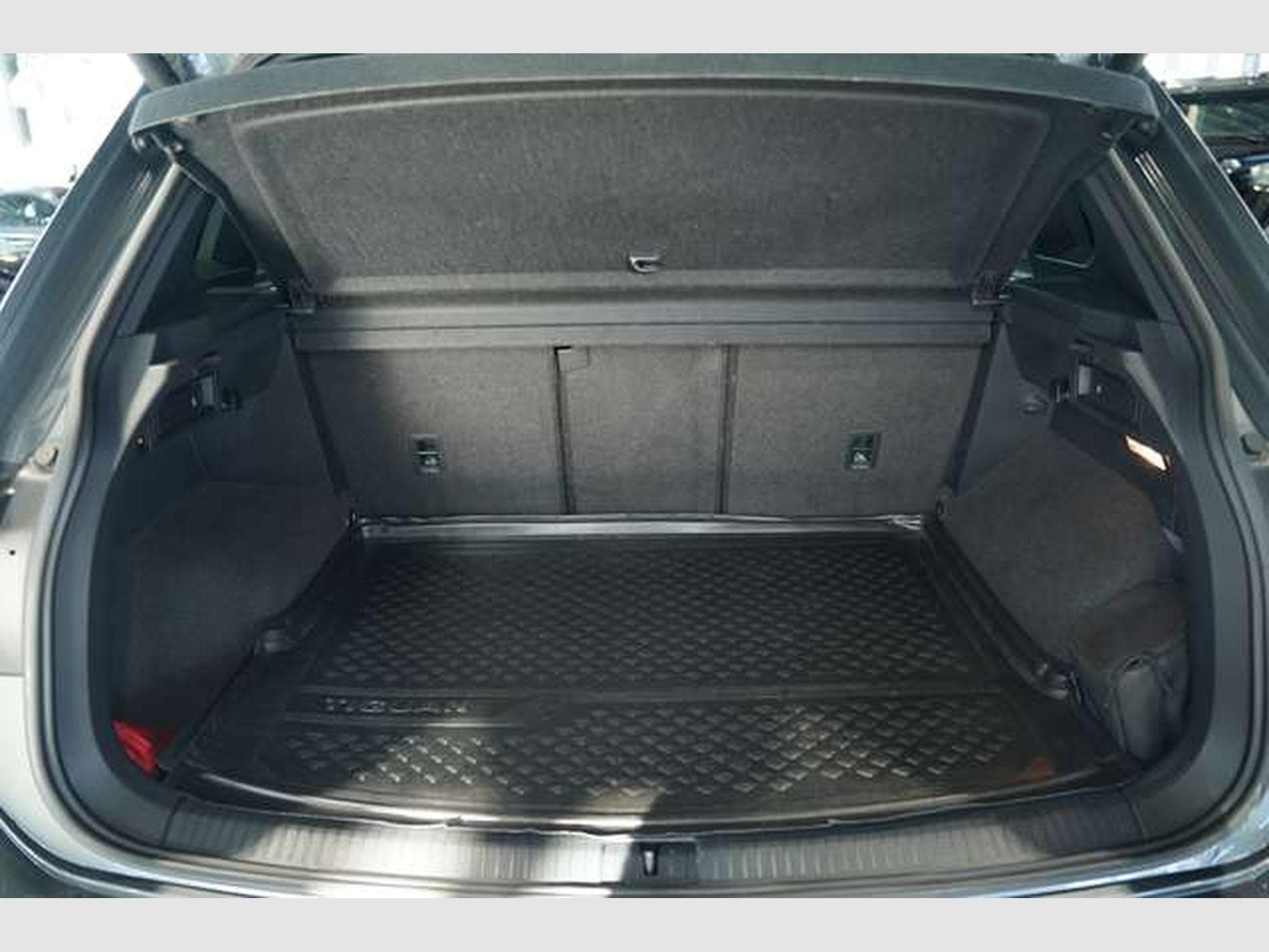 VW Tiguan R Line 4Matic *ACC *Virtual *Pano *AHK (2019) - Photo 41