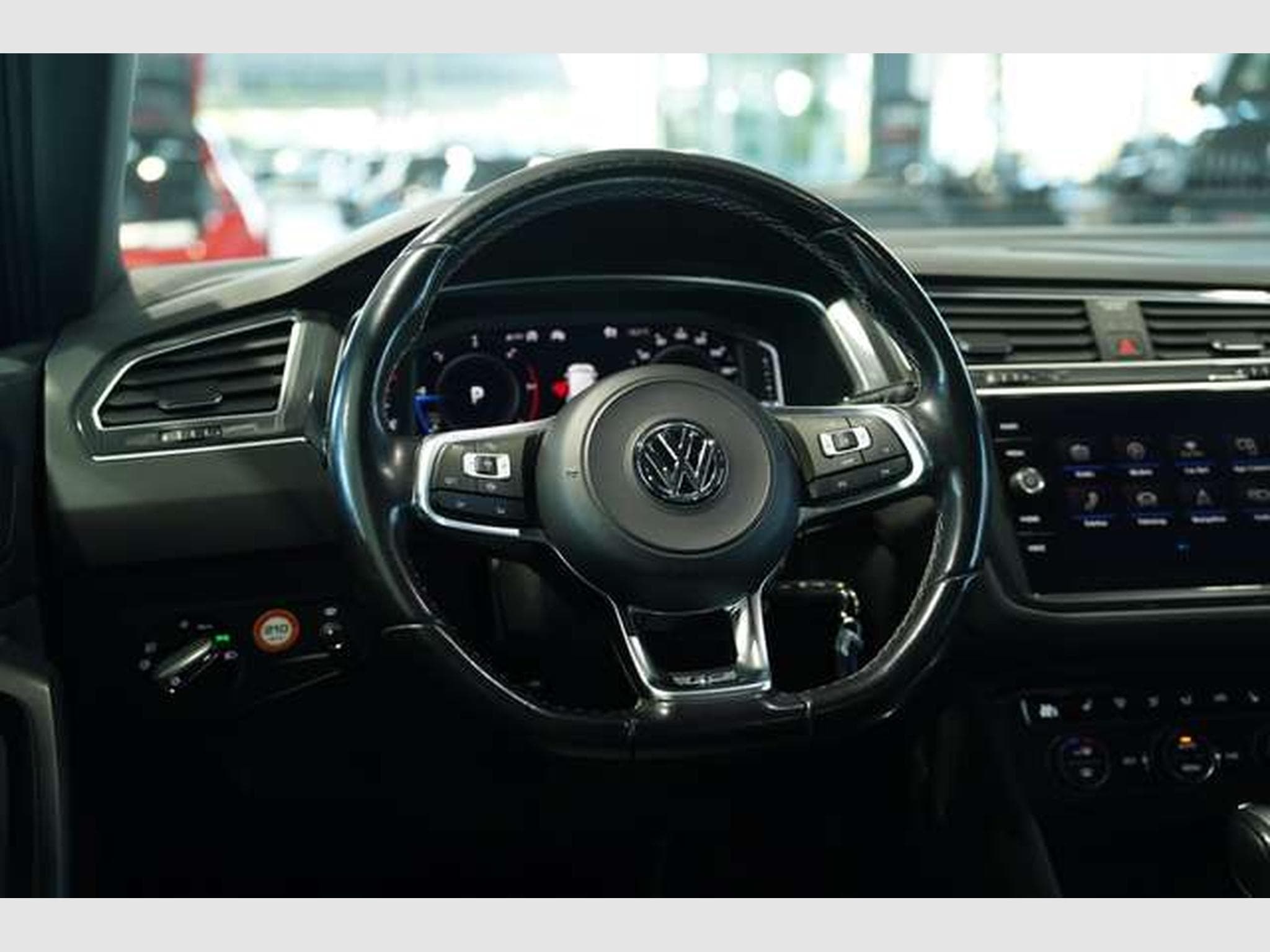 VW Tiguan R Line 4Matic *ACC *Virtual *Pano *AHK (2019) - Photo 40