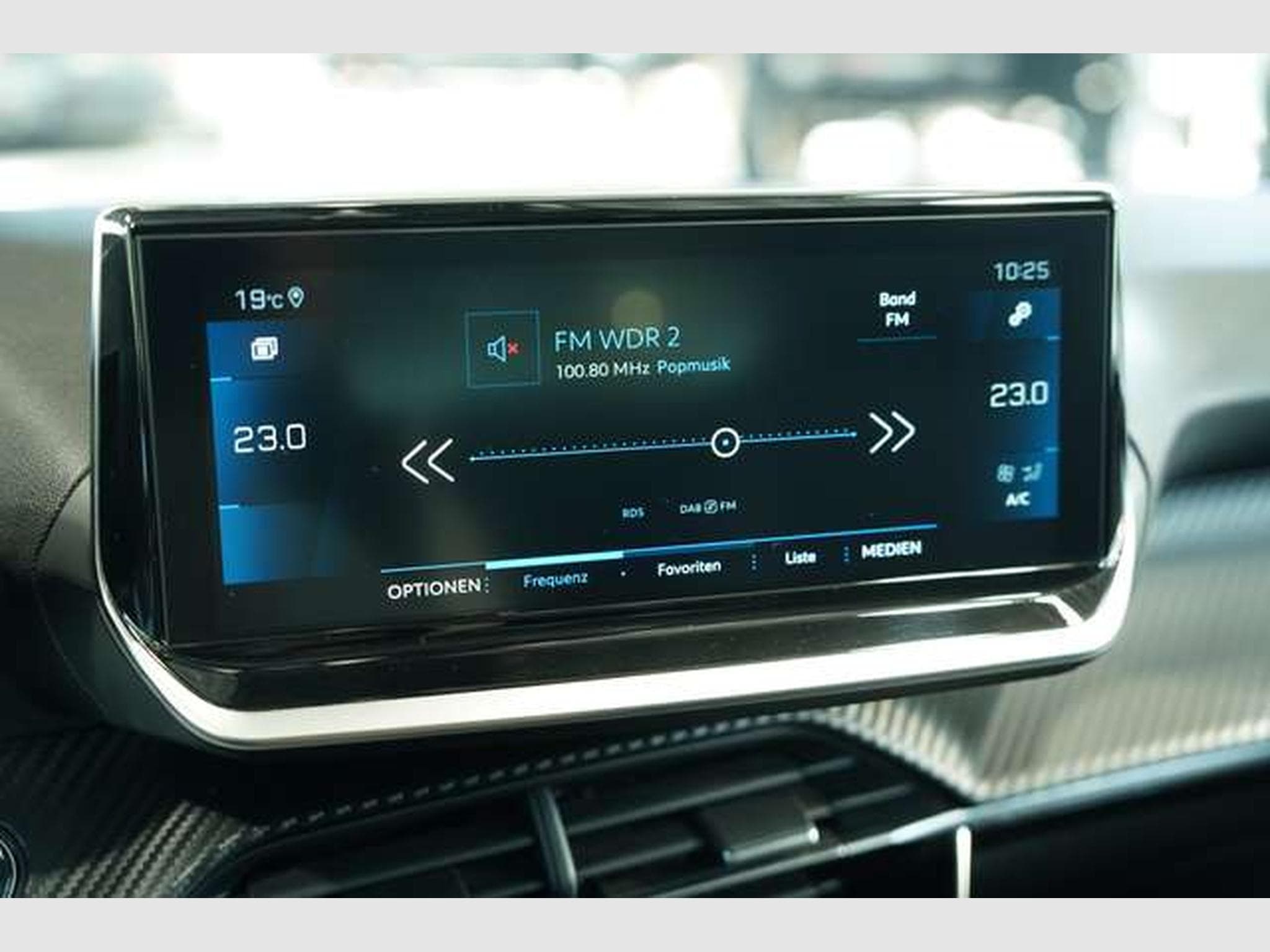 Peugeot 208 Allure Pack *DAB *Navi *Display *180° *Klima (2022) - Photo 27