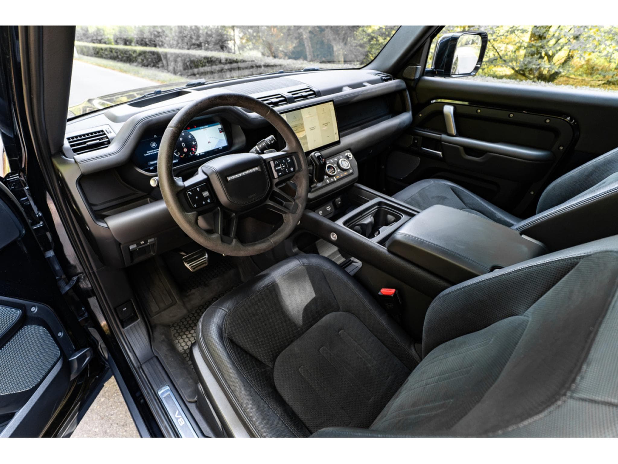 Land-Rover Defender 90 P525 BLACK PACK - V8 SUPERCHARGE (2024) - Photo 11