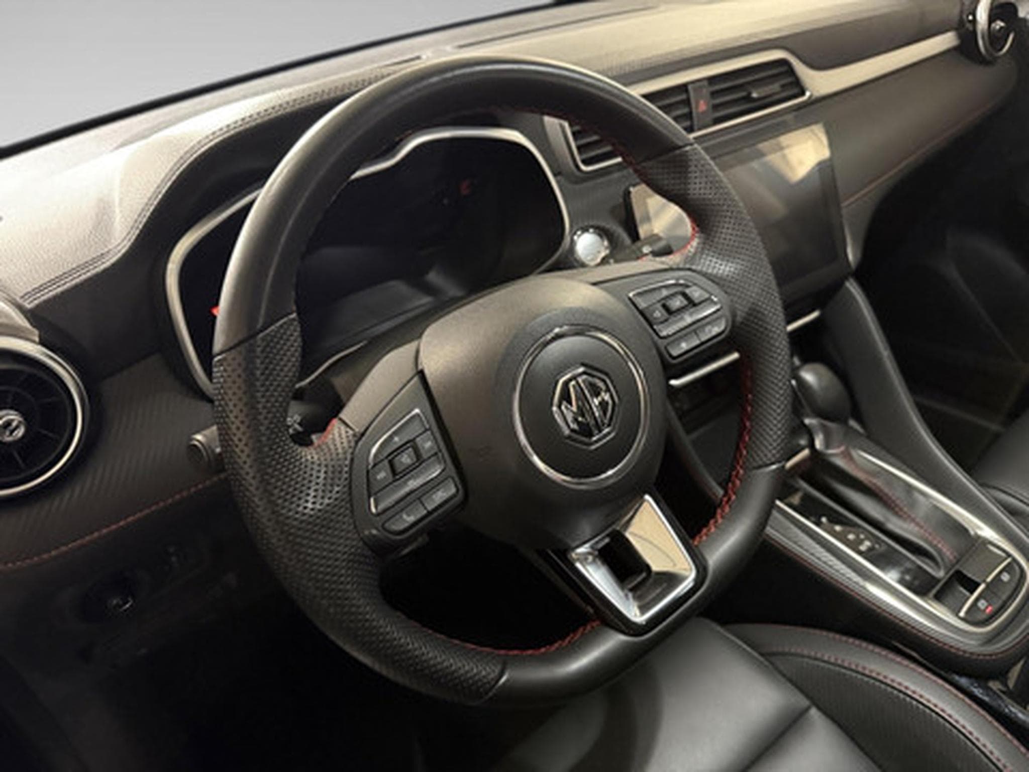 MG ZS 1.0 T-GDi MT LUXURY (2024) - Photo 8