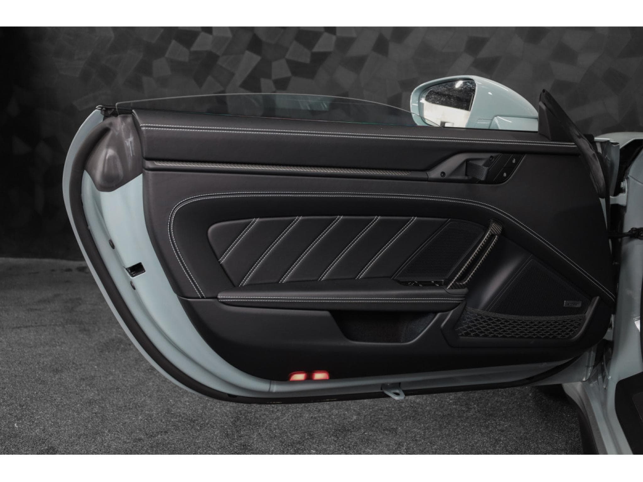 Porsche 911 911 S/T - 1261 OF 1963 / PTS SHADE GREEN METALLIC (2024) - Photo 21