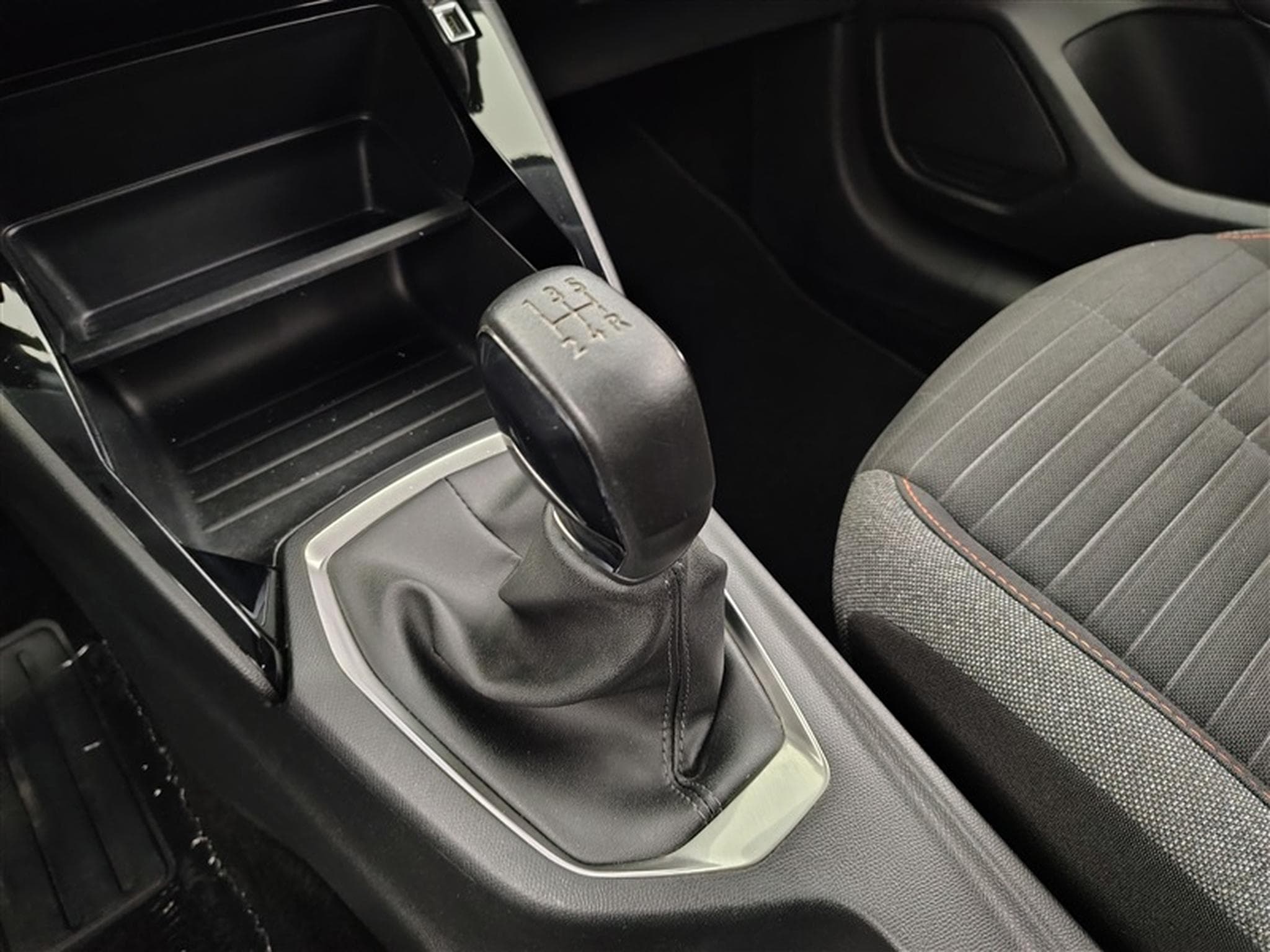 Peugeot 208 1.2i PureTech Active Pack NAVI / CARPLAY (2021) - Foto 12