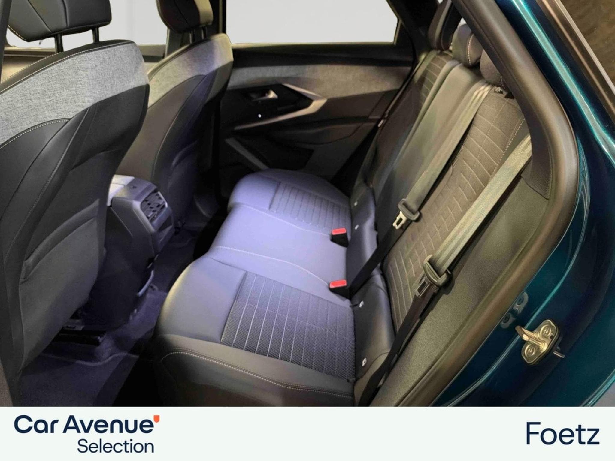 PEUGEOT 3008 1.2 Hybrid 136ch Allure e-DCS6 (2024) - Photo 9