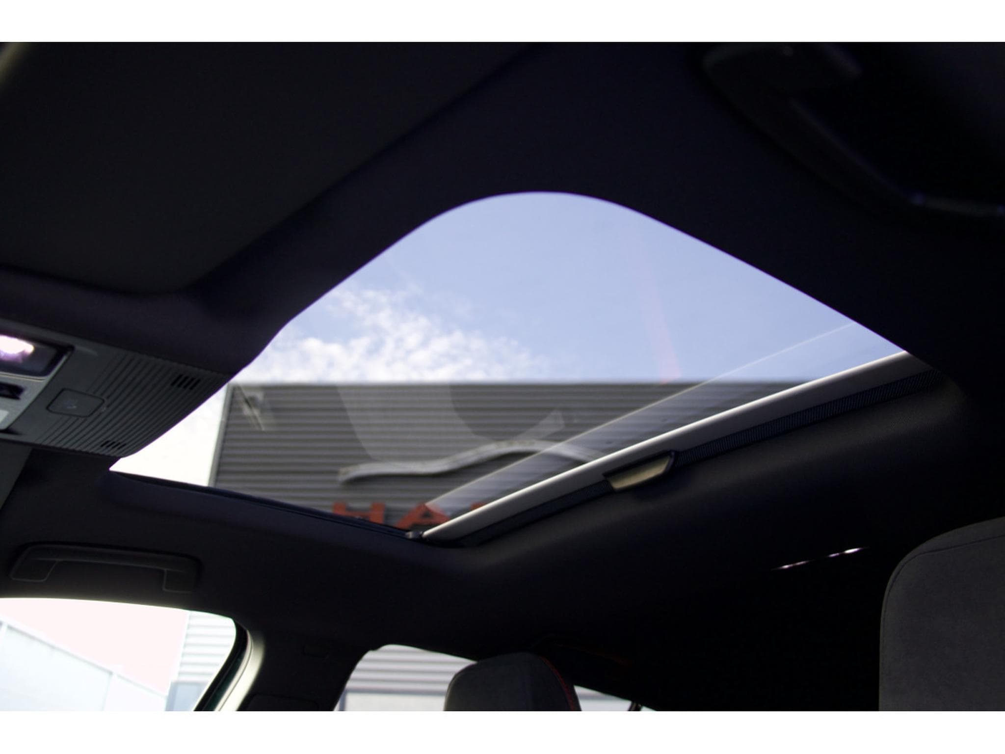 VW Golf GTI Edition 50 Performance Akrapovic Pano HuD H&K (2026) - Photo 10
