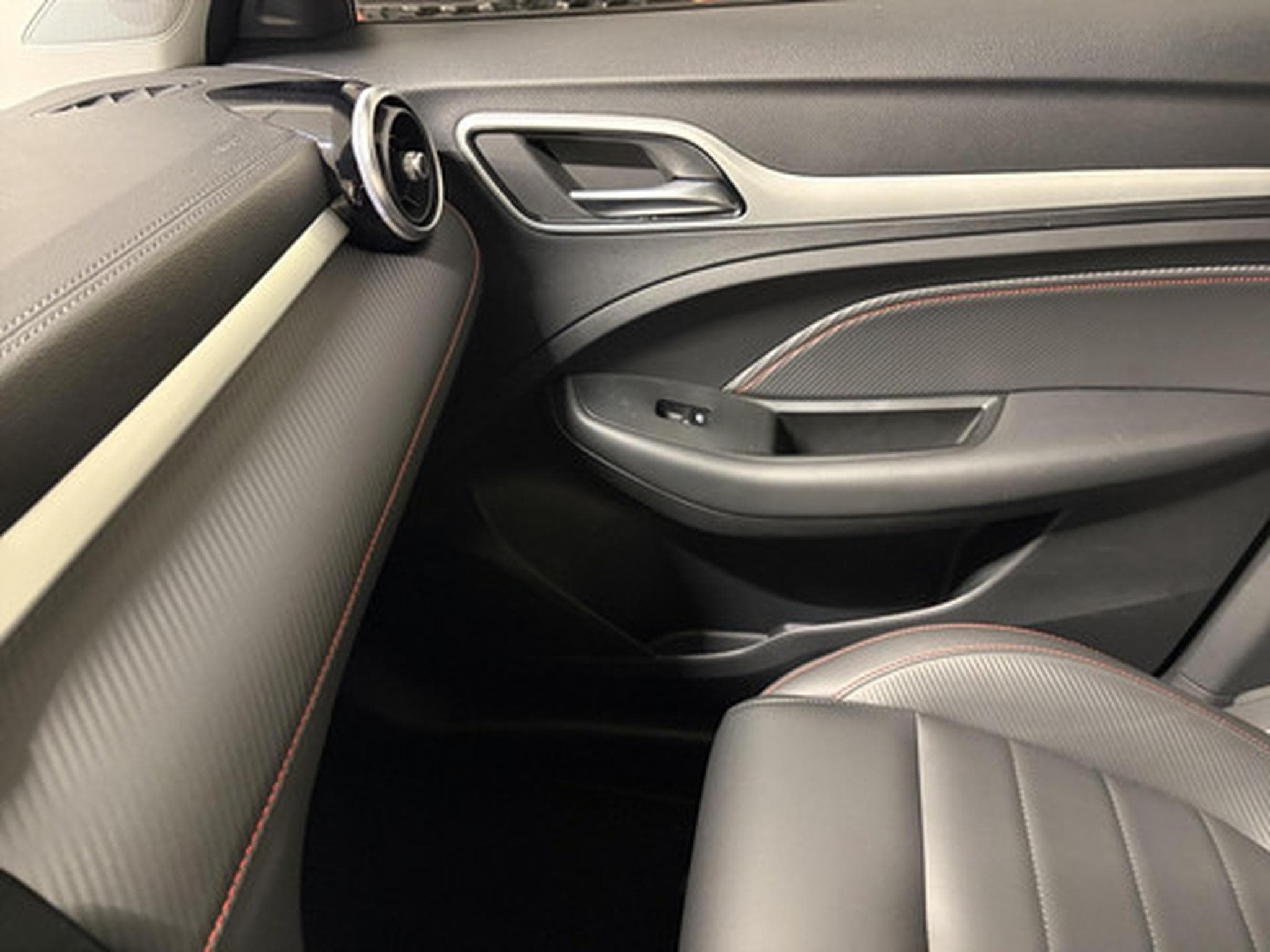 MG ZS 1.0 T-GDi ICE FWD LUXURY (2024) - Photo 13
