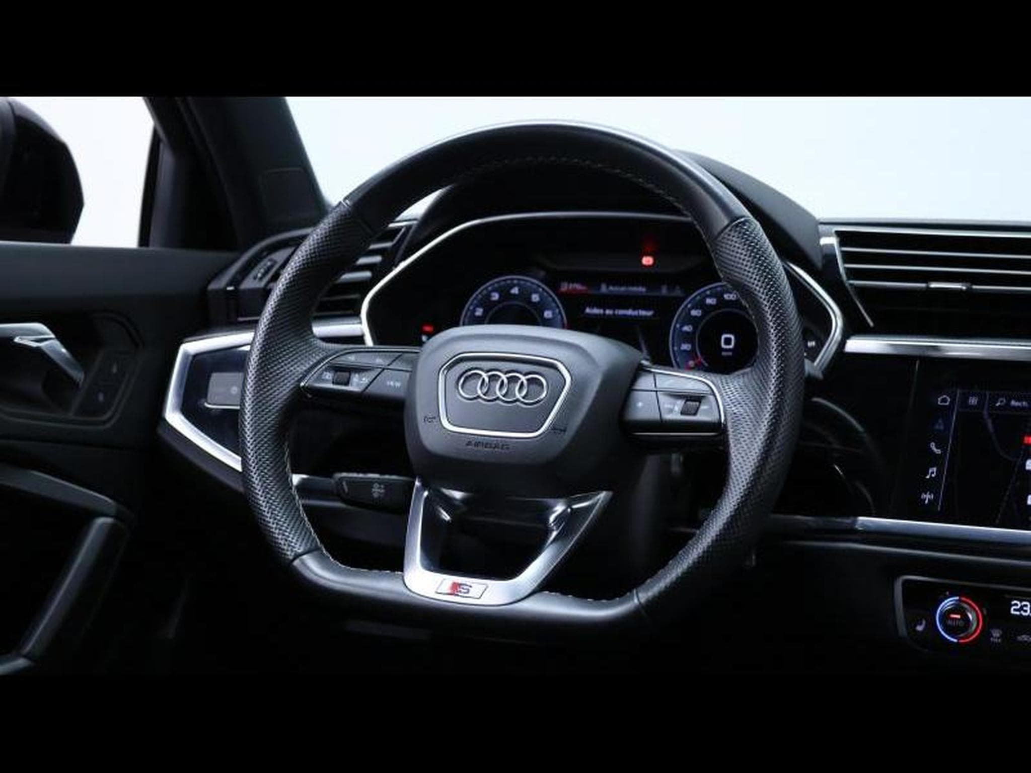Audi Q3 35 TFSI 150 S-Line S-tronic (2022) - Photo 23
