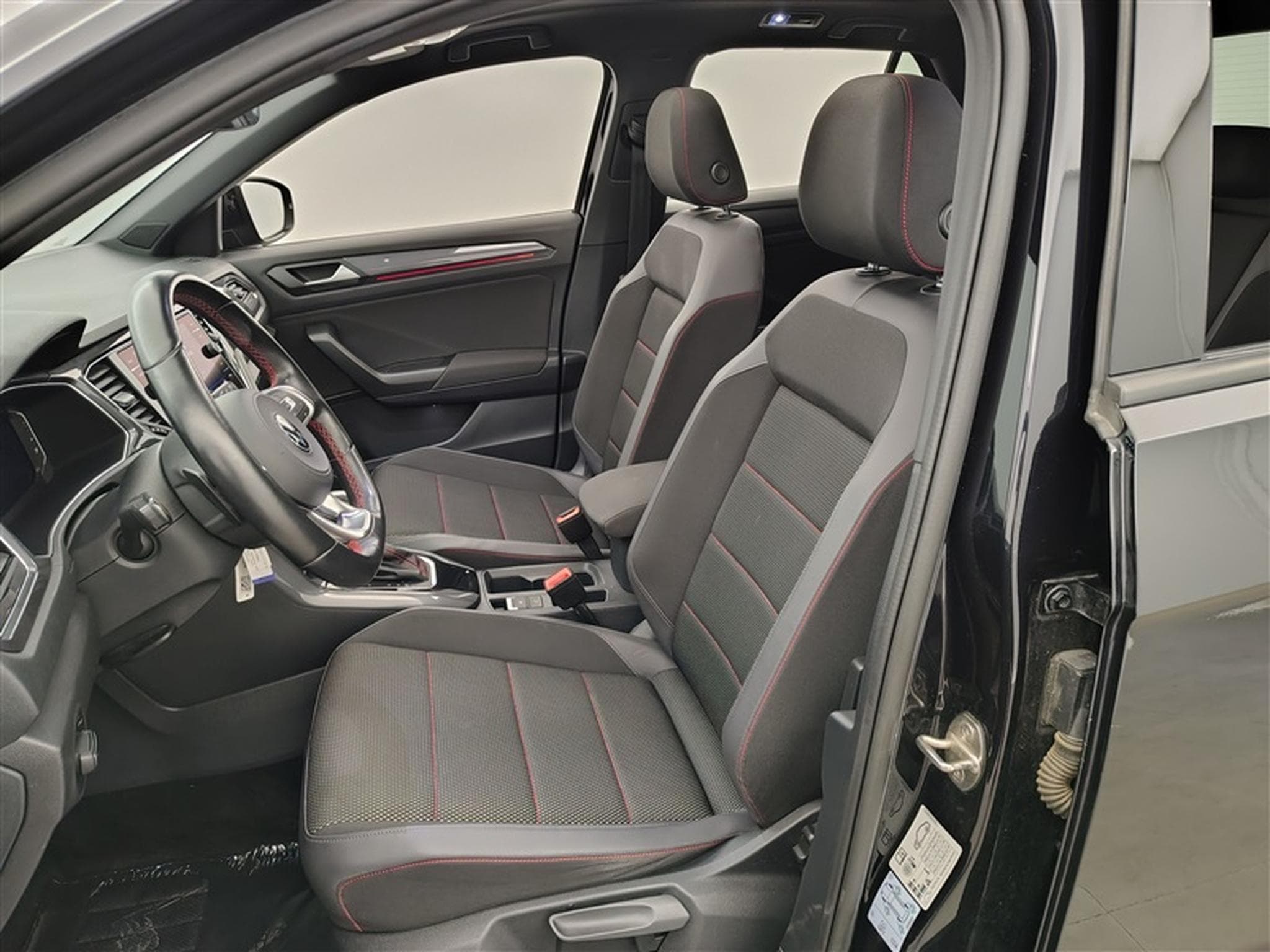 VW T-Roc 1.5 eTSI R-Line DSG/PANO/Attache remorque (2021) - Photo 7