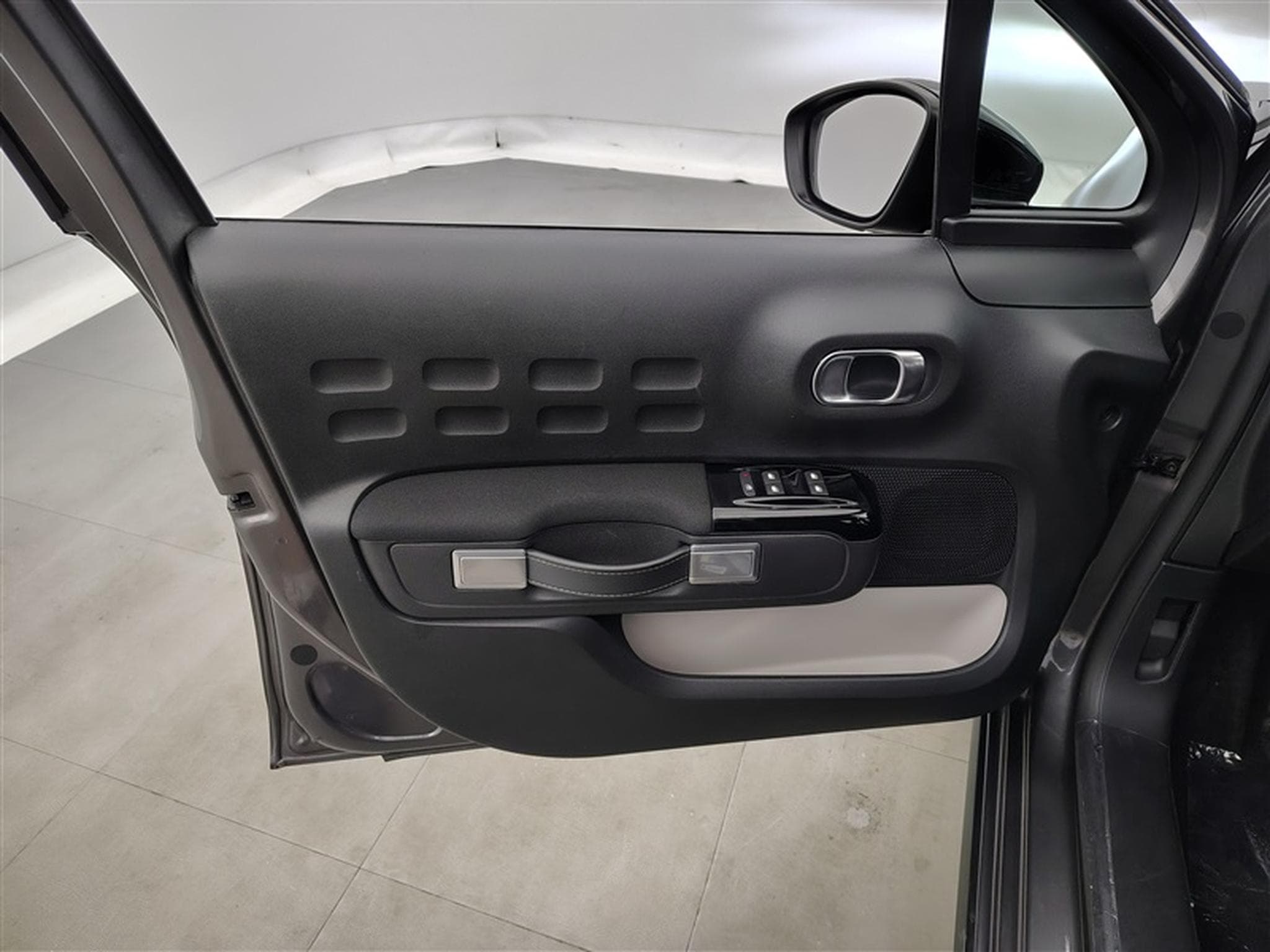 Citroen C3 1.2i PureTech Shine FULL LED / CARPLAY (2023) - Photo 17