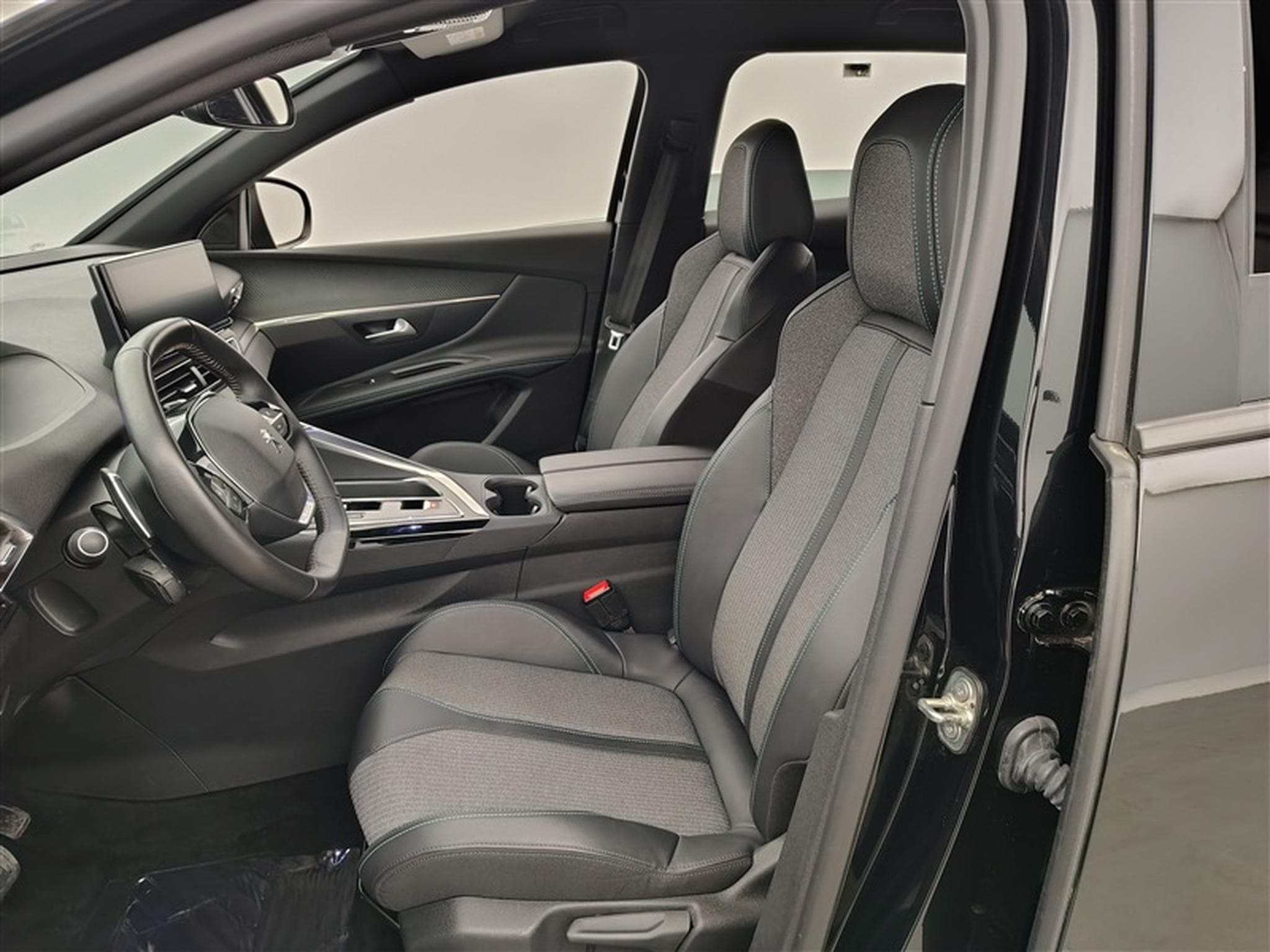 Peugeot 3008 1.2 PureTech Allure Pack S-CUIR / NAVI / CAMERA / CARPLAY (2024) - Photo 7