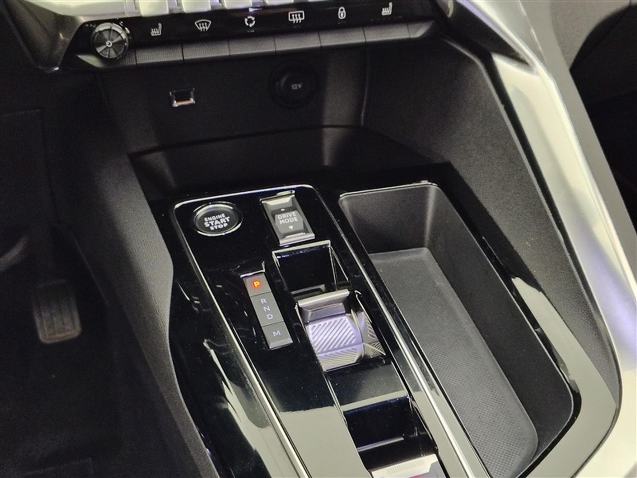 Peugeot 3008 1.2 PureTech Allure Pack S-CUIR / NAVI / CAMERA / CARPLAY (2024) - Photo 12
