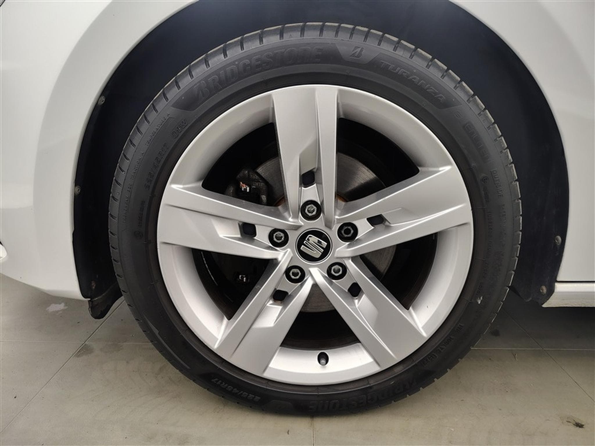 Seat Leon 1.5 TSI 130cv FR NAVI / FULL LED / AUDIO BEATS / JA 17" (2019) - Photo 6