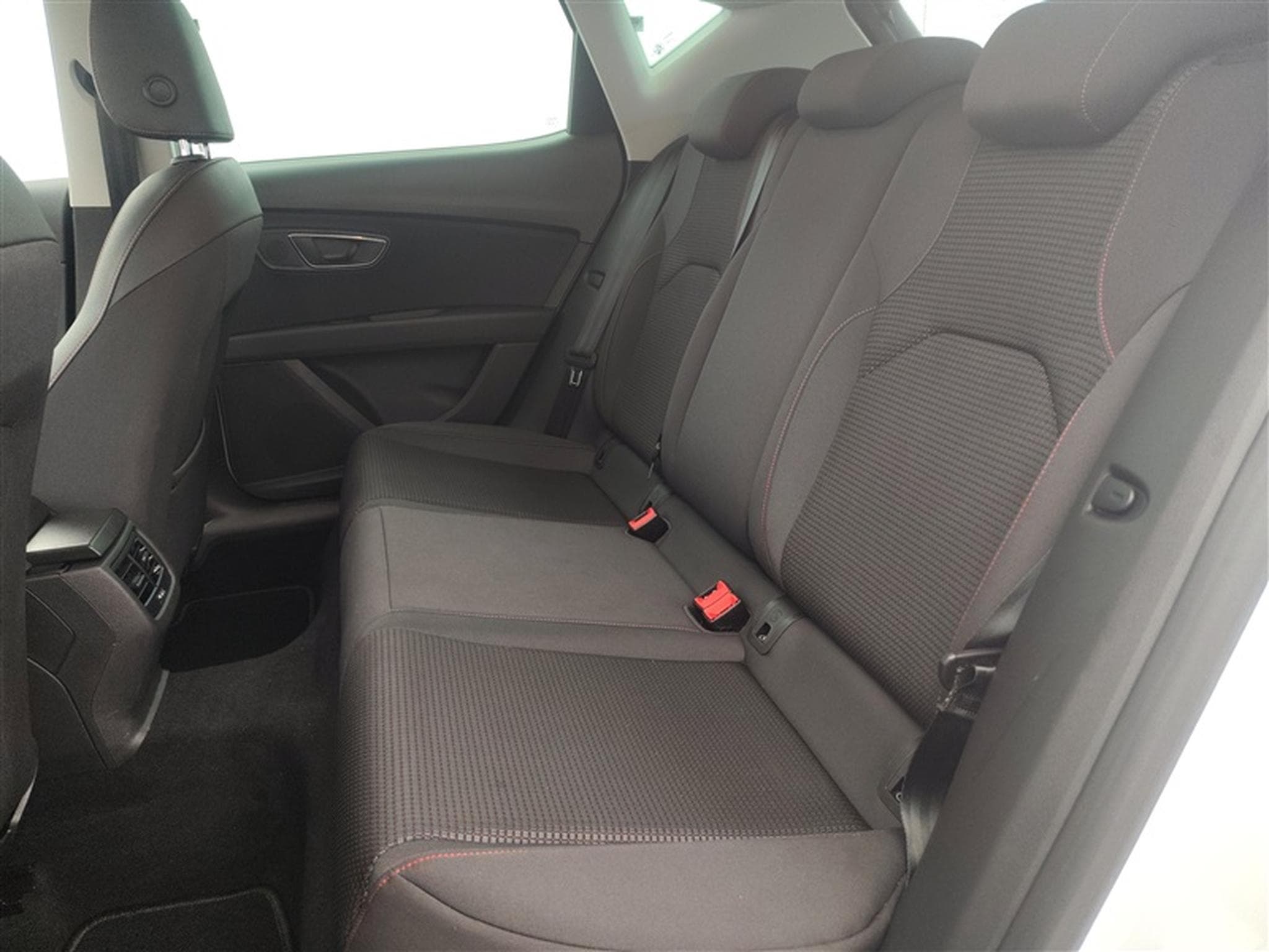 Seat Leon 1.5 TSI 130cv FR NAVI / FULL LED / AUDIO BEATS / JA 17" (2019) - Photo 13