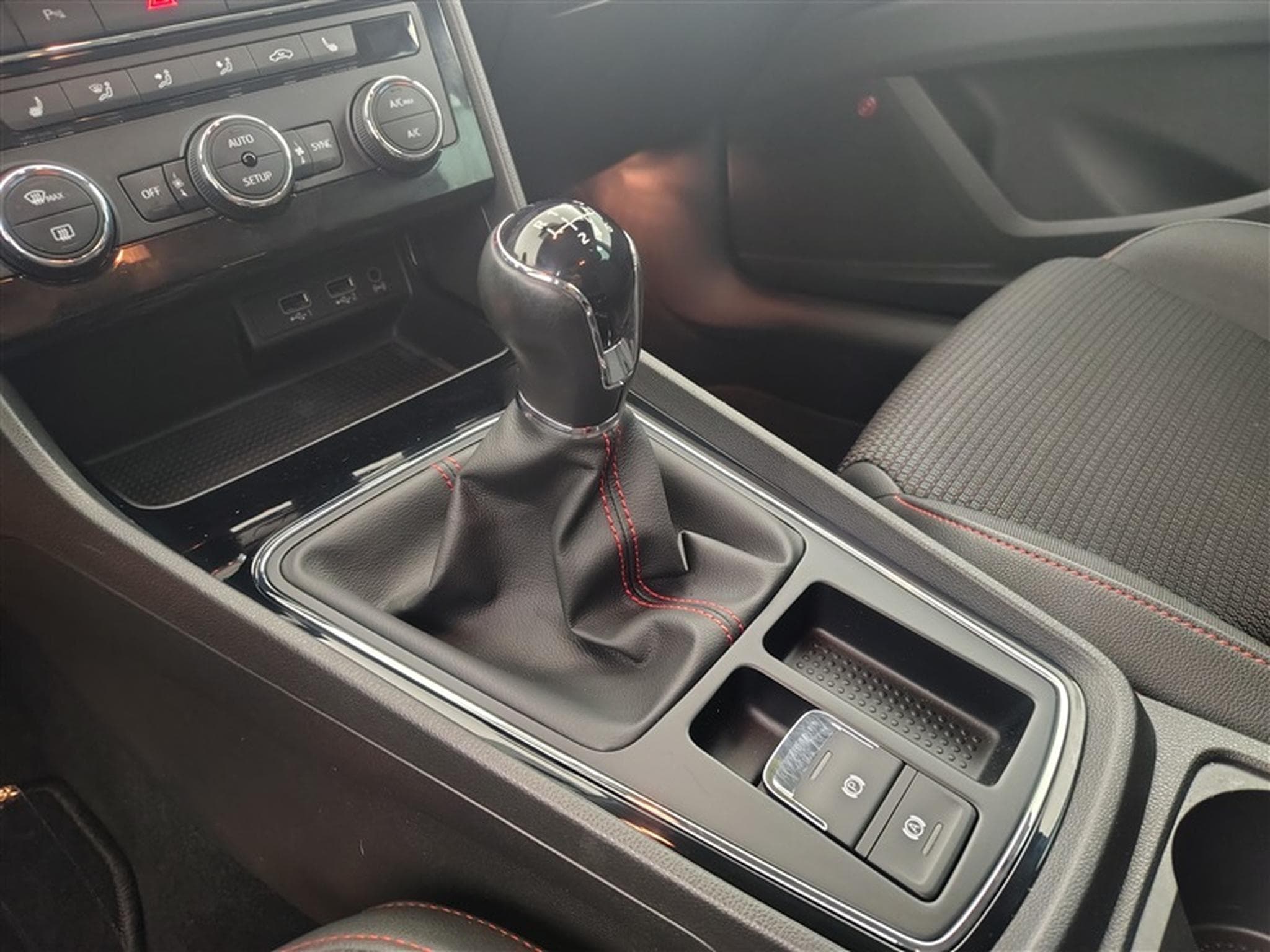 Seat Leon 1.5 TSI 130cv FR NAVI / FULL LED / AUDIO BEATS / JA 17" (2019) - Photo 12