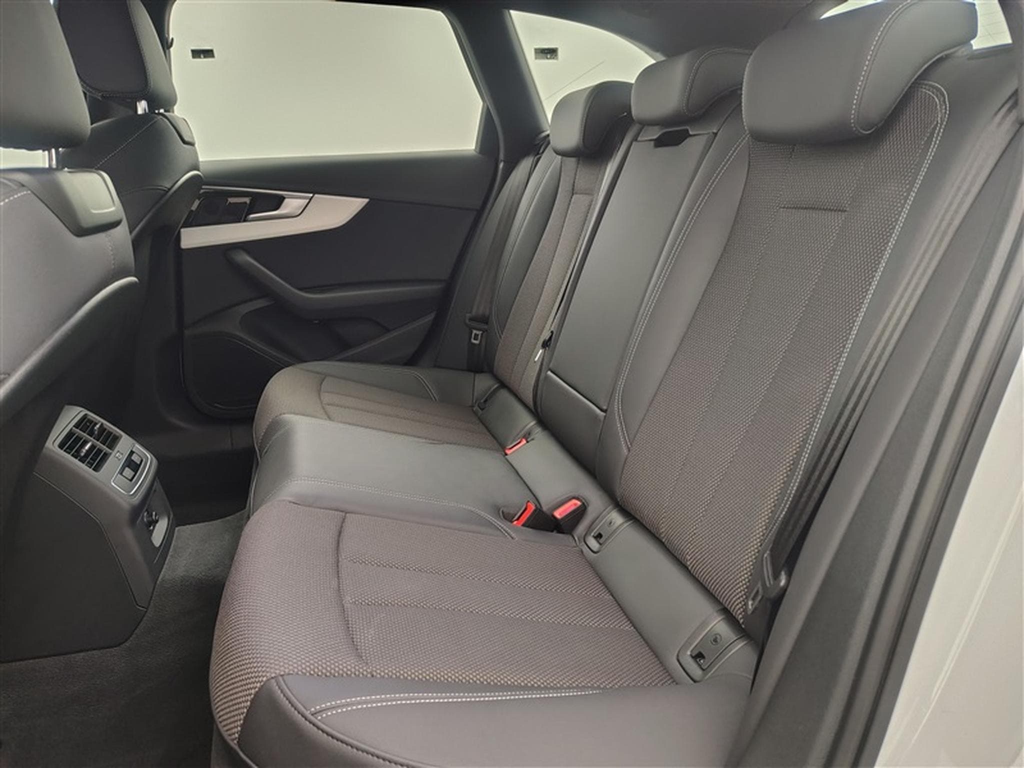 Audi A4 Avant 35 TFSI S-Line S tronic (2024) - Photo 13
