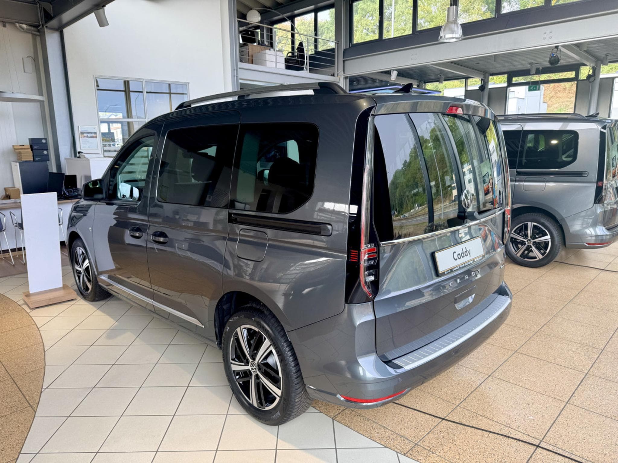 VW Caddy Style 2.0 TDI 90 kW / 122 ch 6 vitesses 4Motion (2026) - Photo 2