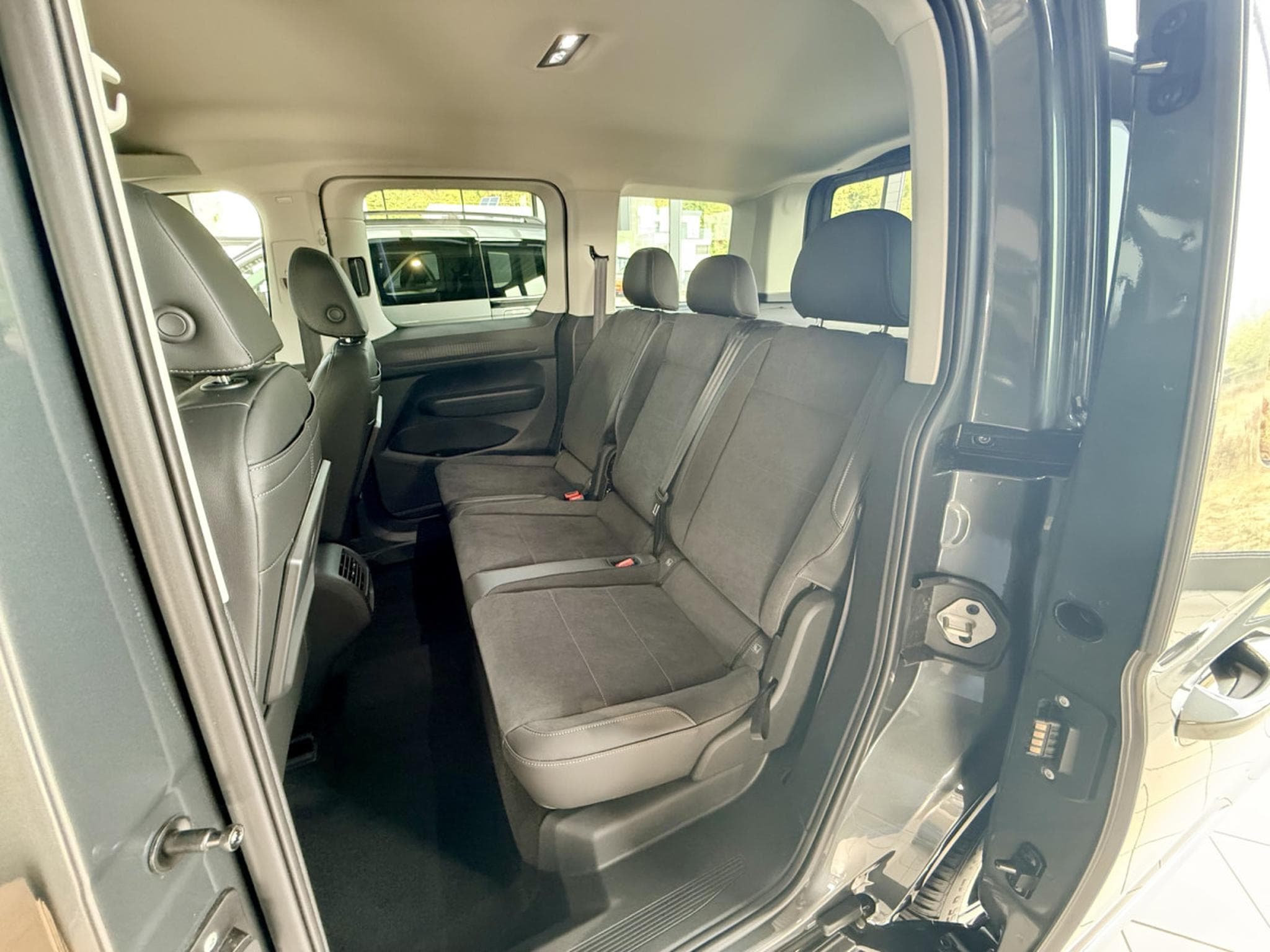 VW Caddy Style 2.0 TDI 90 kW / 122 ch 6 vitesses 4Motion (2026) - Photo 6