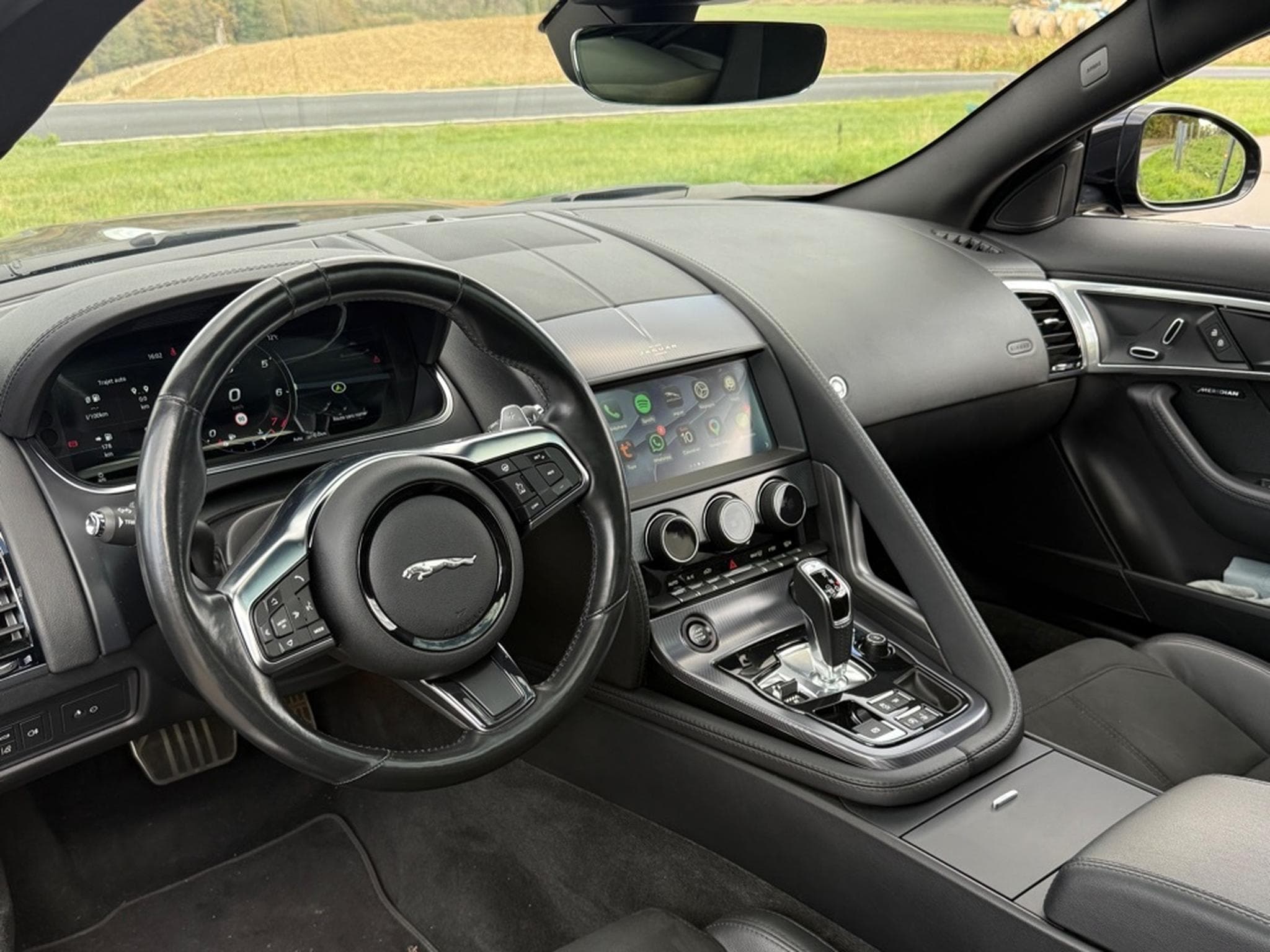 Jaguar F-Type R-dynamic (2021) - Photo 8