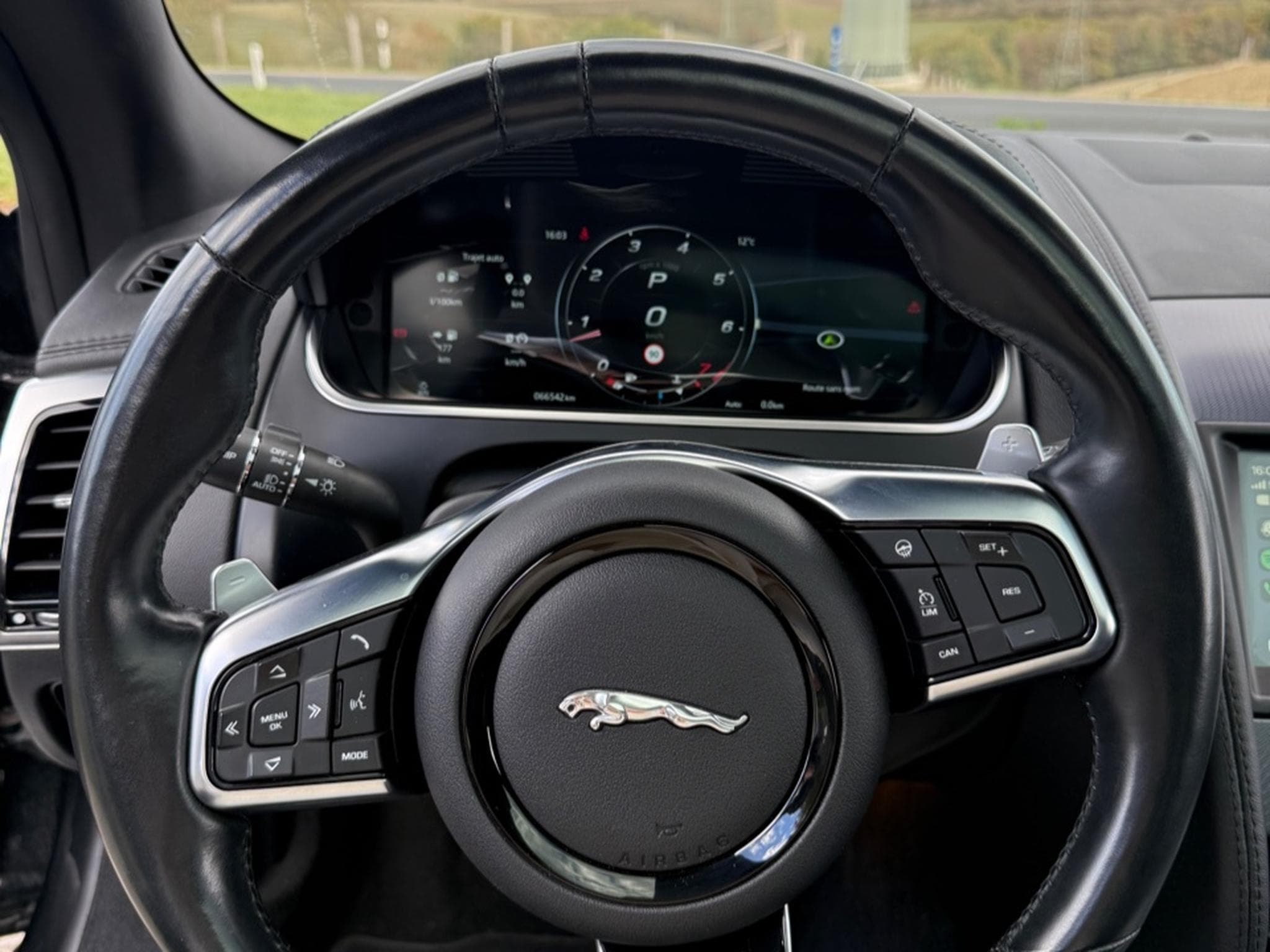 Jaguar F-Type R-dynamic (2021) - Photo 9
