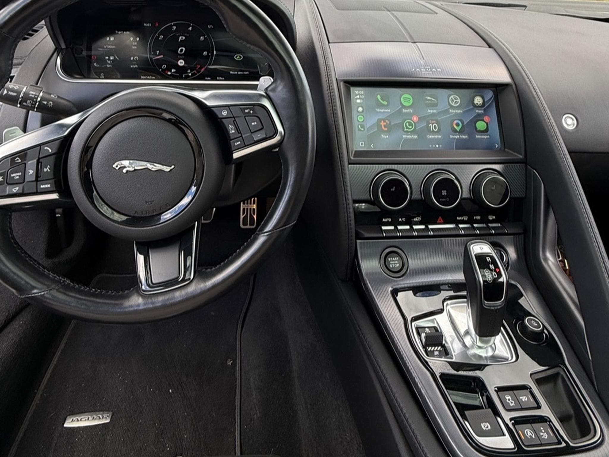 Jaguar F-Type R-dynamic (2021) - Photo 10