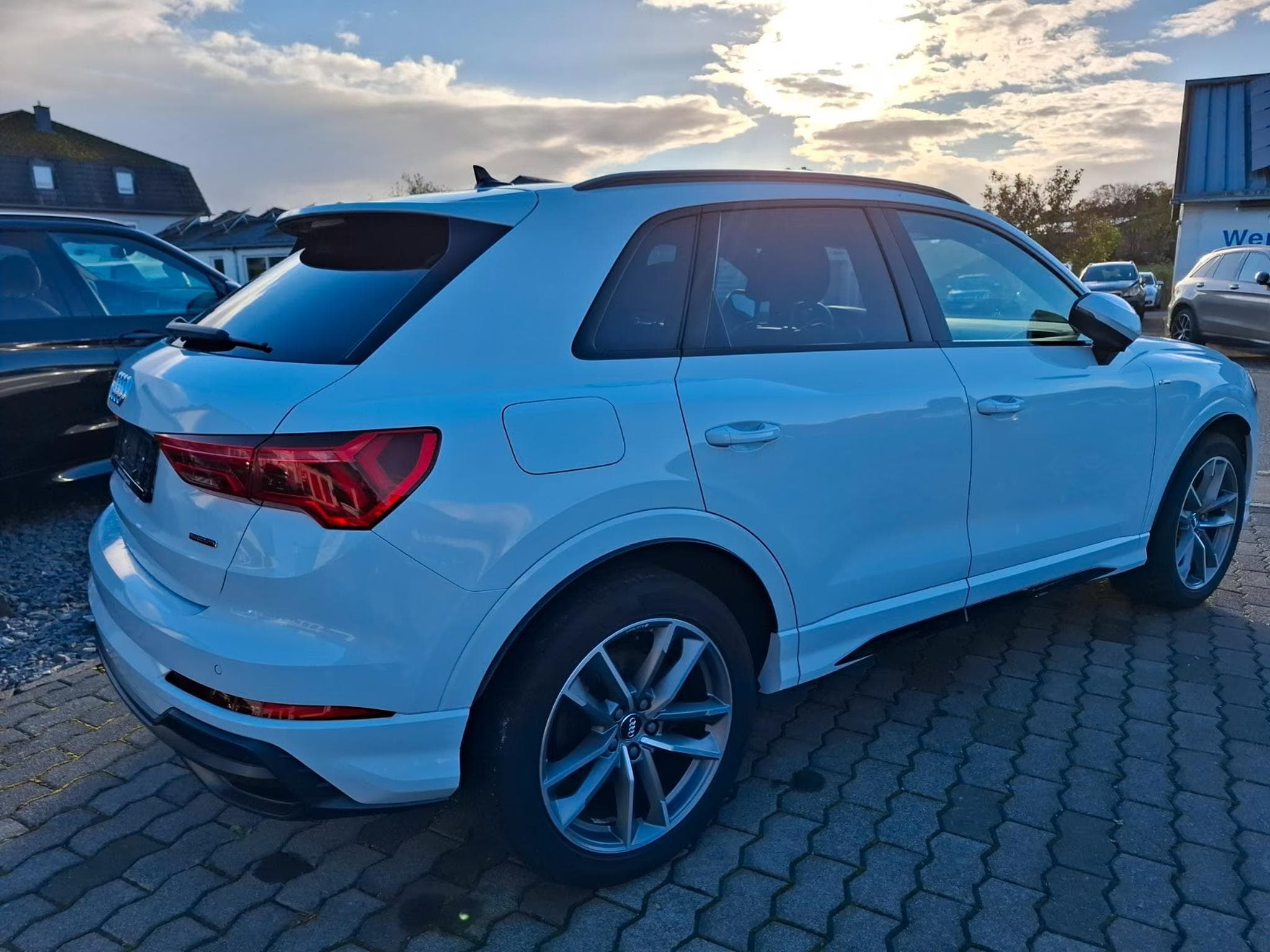 Audi Q3 40 TFSI quattro S line AHK 19" LED PANO (2019) - Photo 2