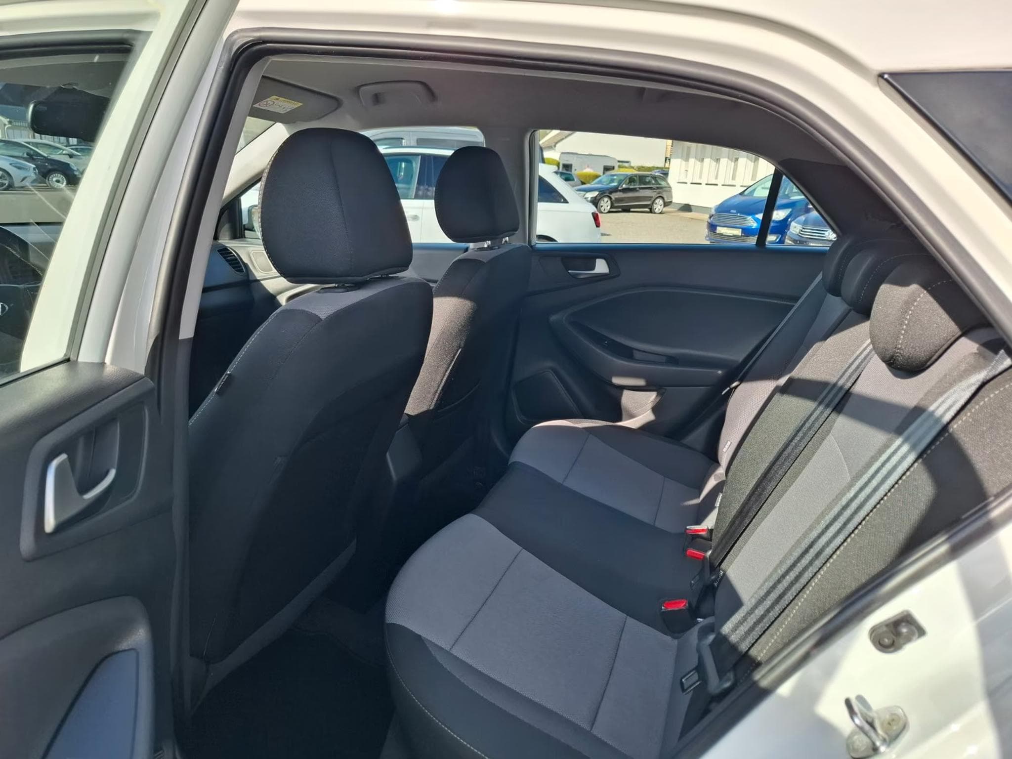 Hyundai i20 1.4 Trend Aut. KLIMA USB SHZ TEMPOMAT (2017) - Photo 4
