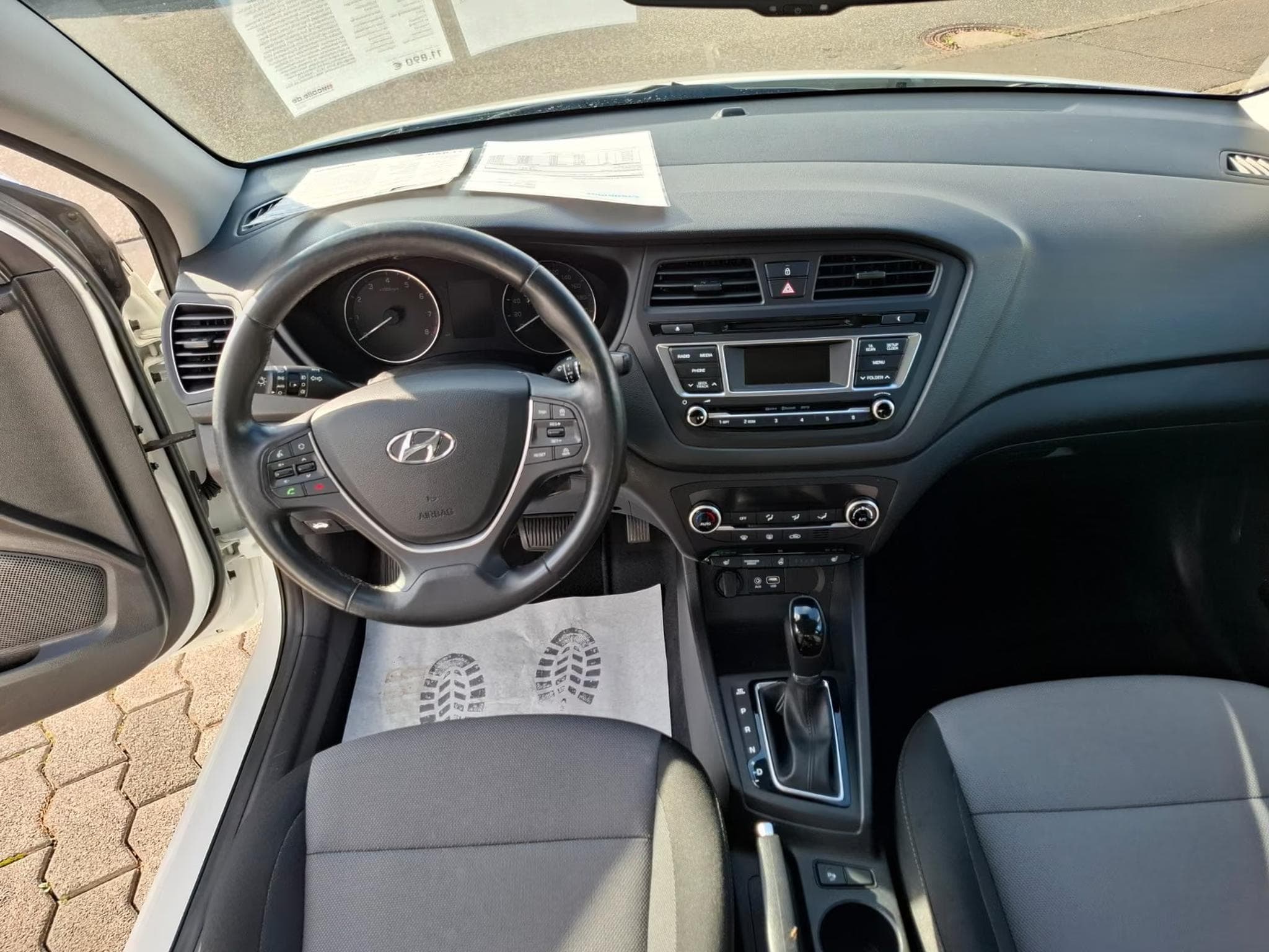 Hyundai i20 1.4 Trend Aut. KLIMA USB SHZ TEMPOMAT (2017) - Photo 5
