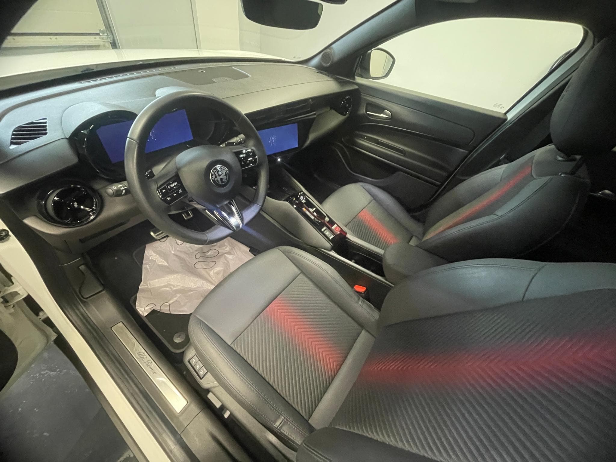 Alfa-Romeo Junior Ibrida Speciale (2025) - Photo 3