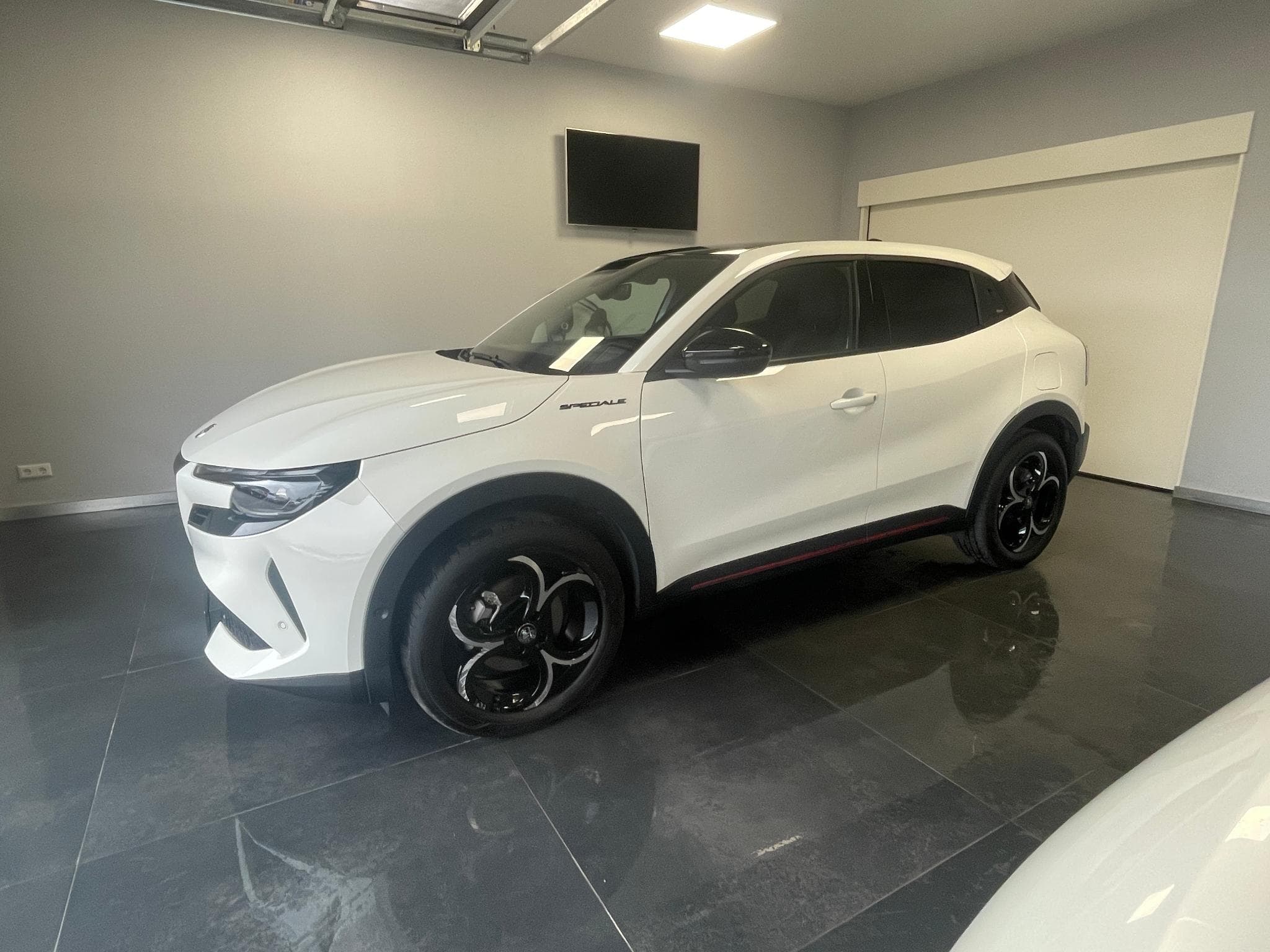 Alfa-Romeo Junior Ibrida Speciale (2025) - Photo 2