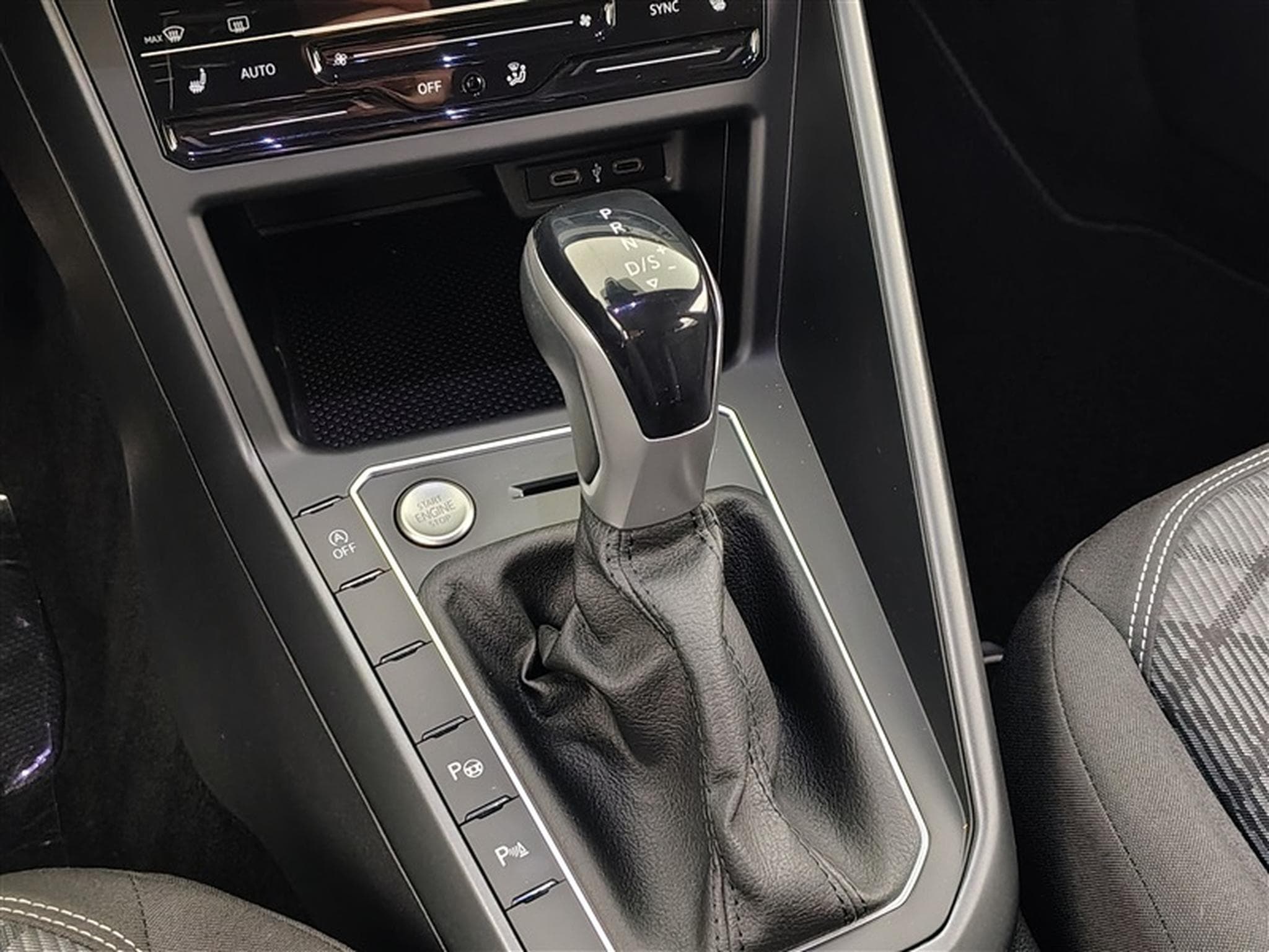 VW Taigo 1.5 TSI 150cv DSG R-Line NAVI / CARPLAY / CAMERA (2022) - Photo 12