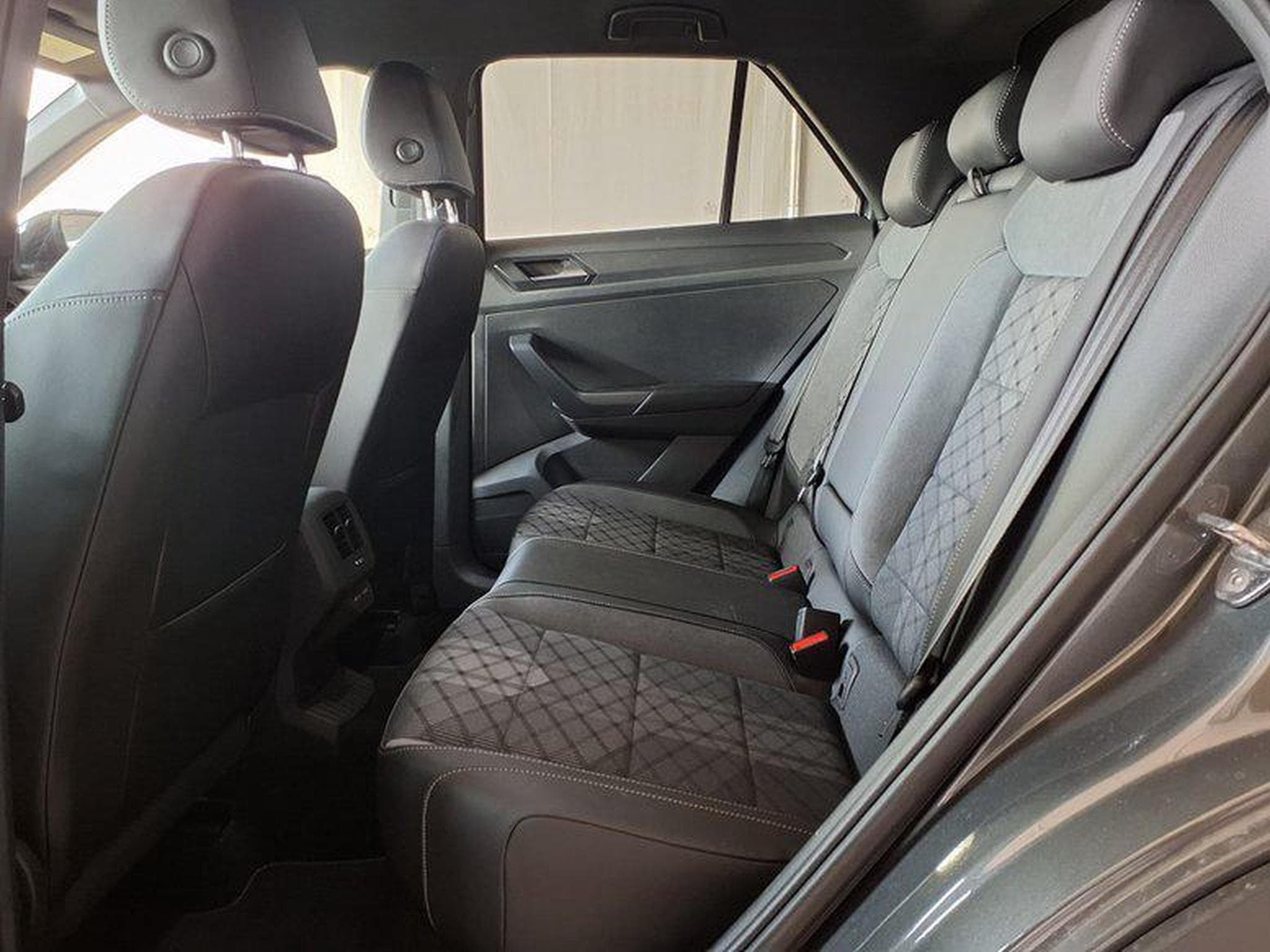 VW T-Roc R-Line 1.5 TSI 7-Gang-DSG (2025) - Foto 6