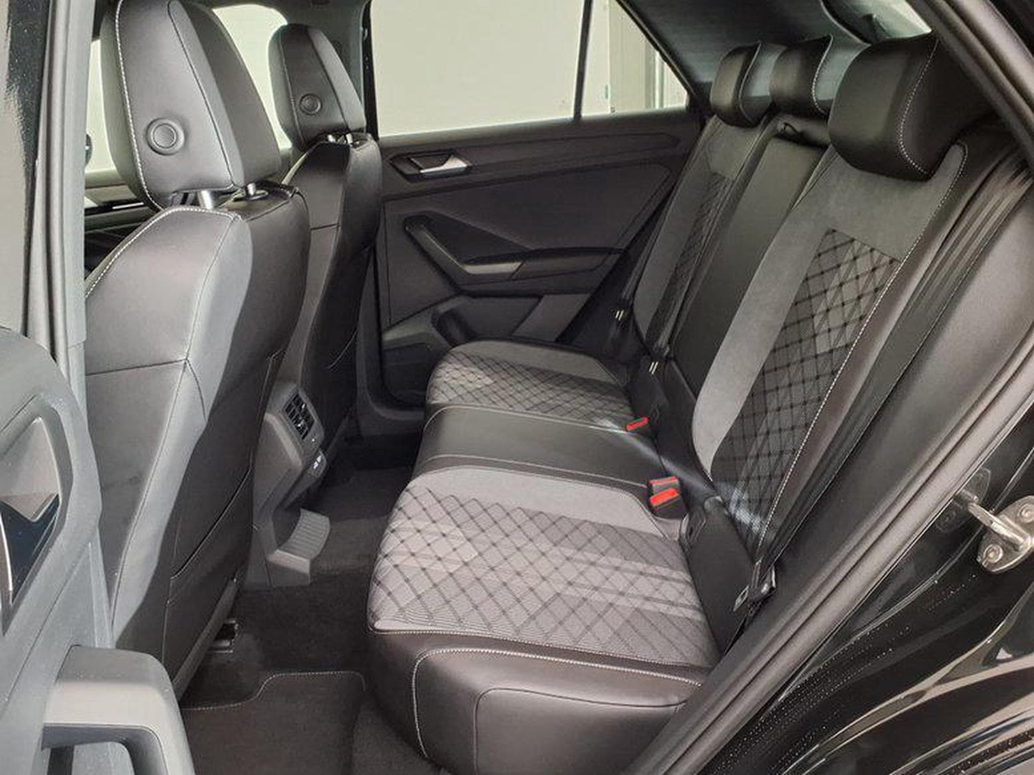 VW T-Roc R-Line 1.5 TSI 7-Gang-DSG (2026) - Foto 10