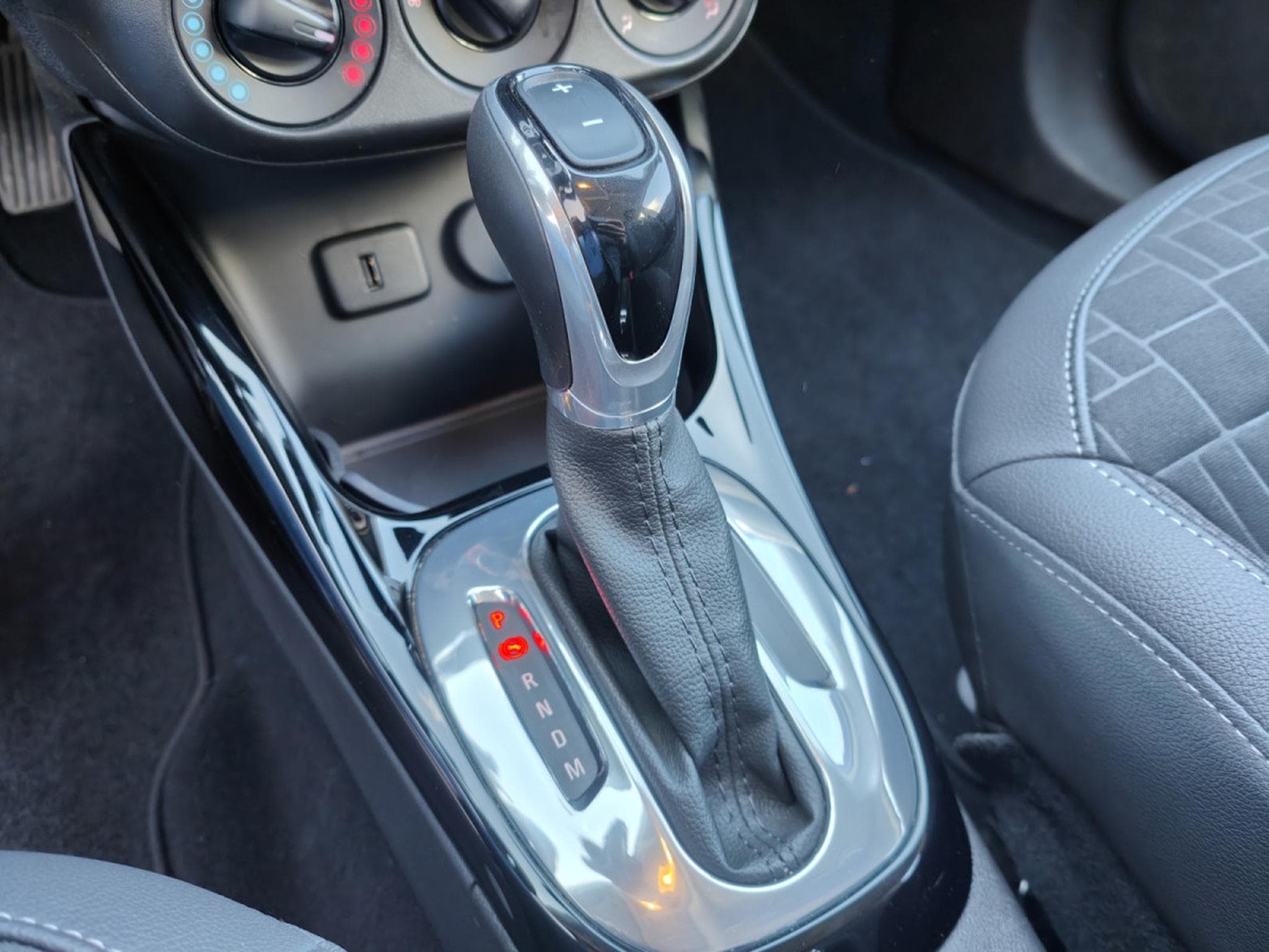 Opel Corsa 1.4i AUTOMATIQUE CLIMATISATION CARPLAY BLUETOOTH (2018) - Photo 14
