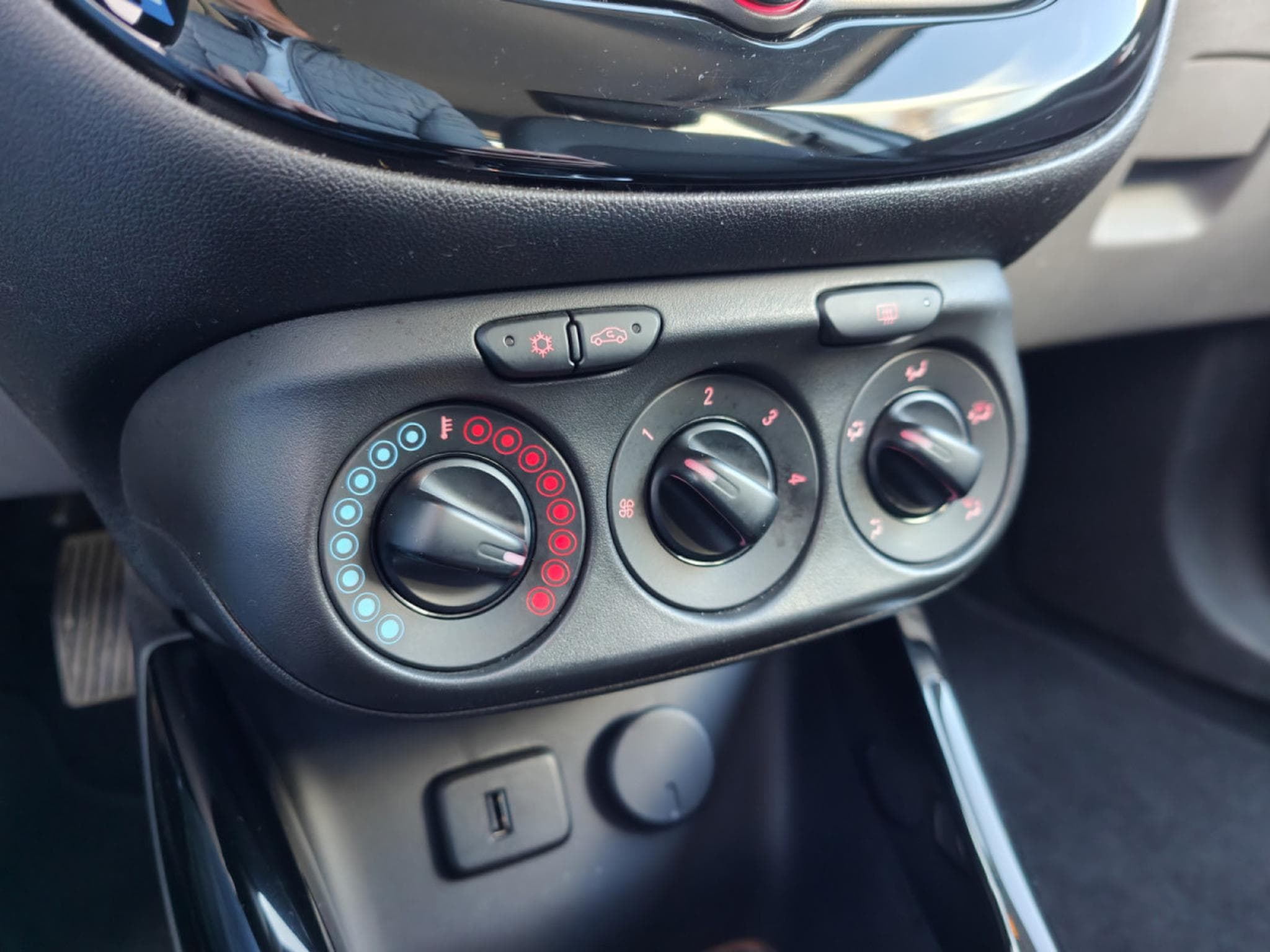 Opel Corsa 1.4i AUTOMATIQUE CLIMATISATION CARPLAY BLUETOOTH (2018) - Photo 15