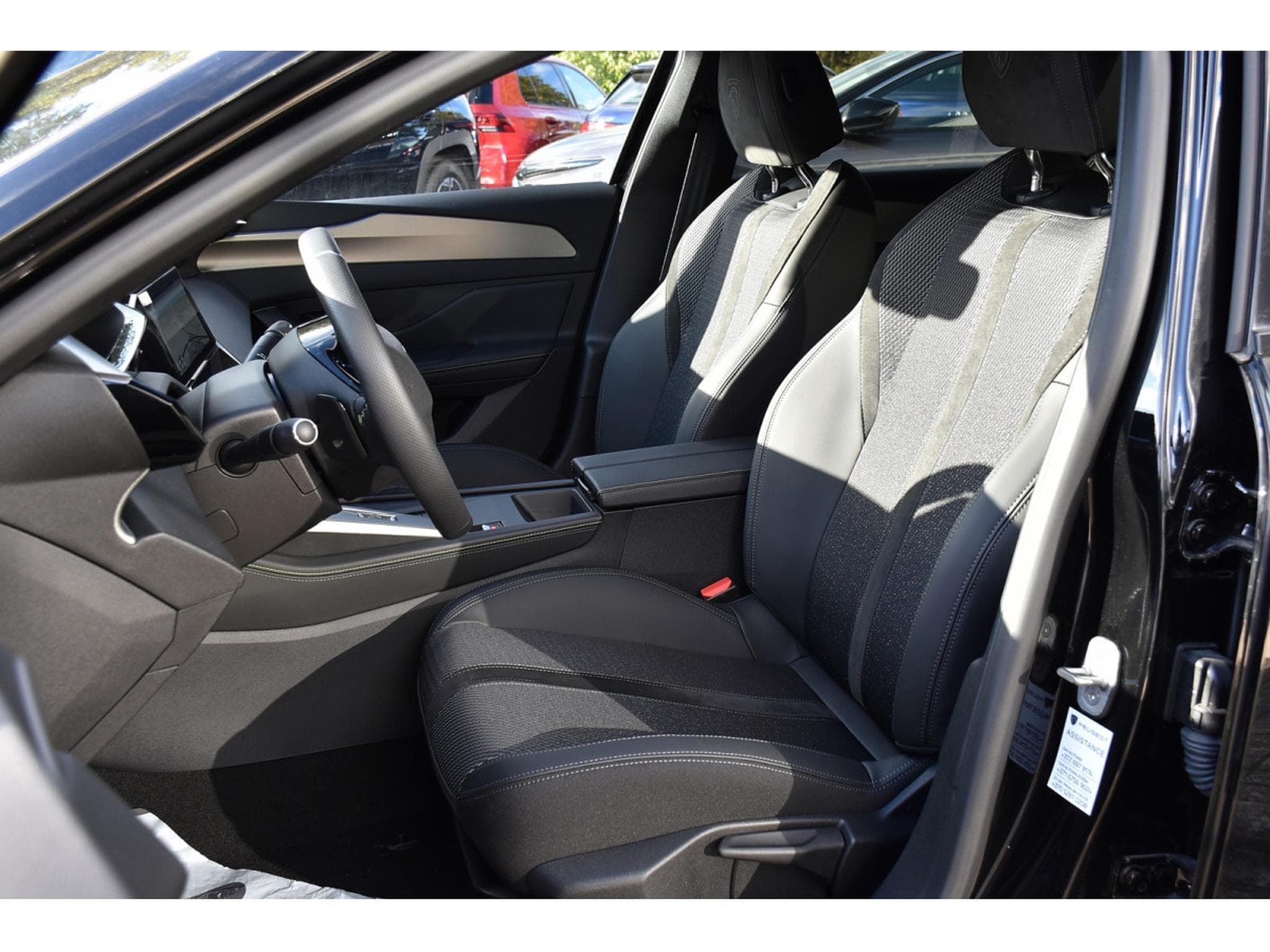 Peugeot 308 1.5 BlueHDI GT EAT8 REGUL GPS LANE CAM NEUVE (2025) - Photo 6