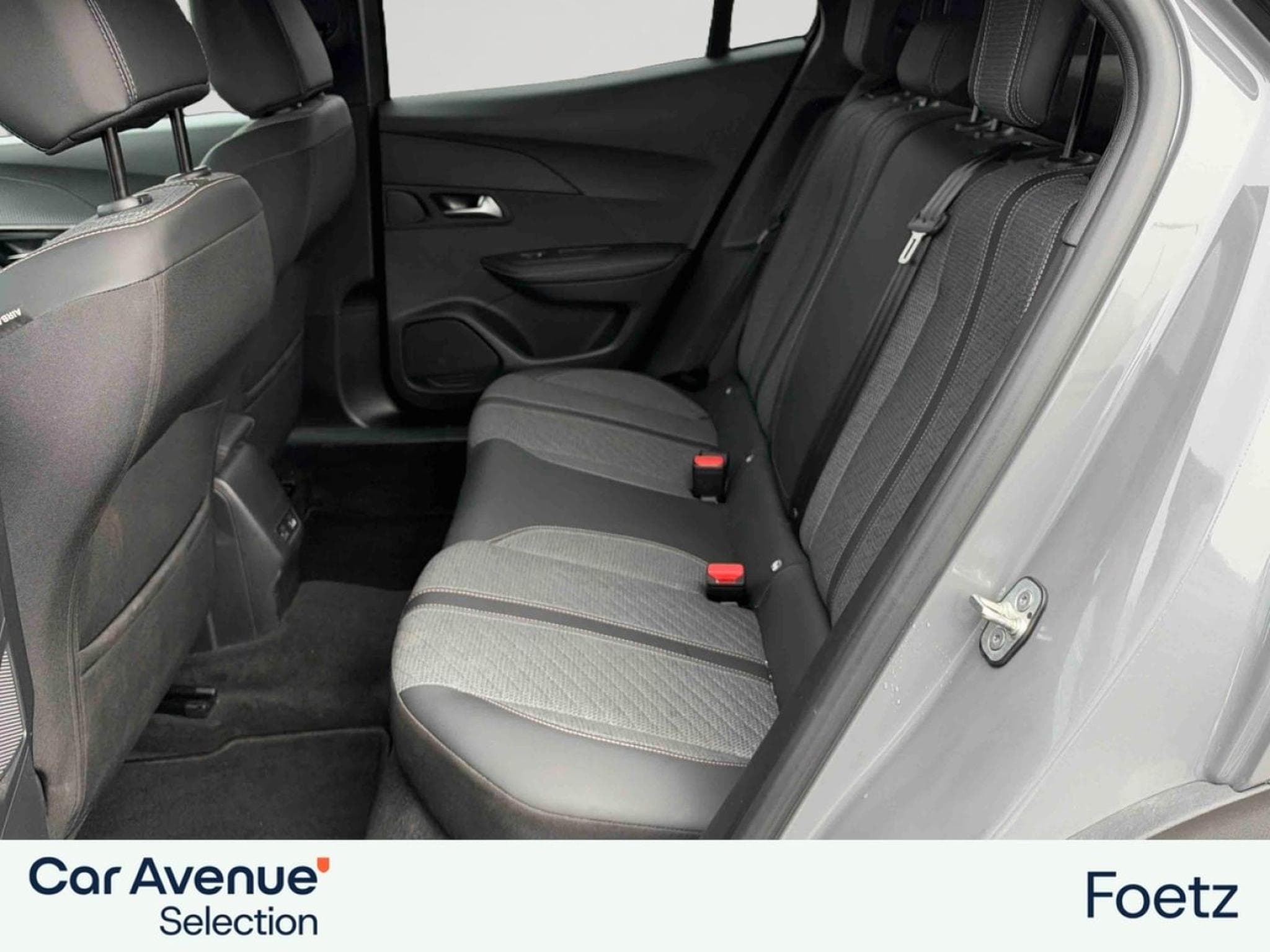 PEUGEOT 2008 1.2 Hybrid 136ch Allure e-DCS6 (2025) - Photo 9