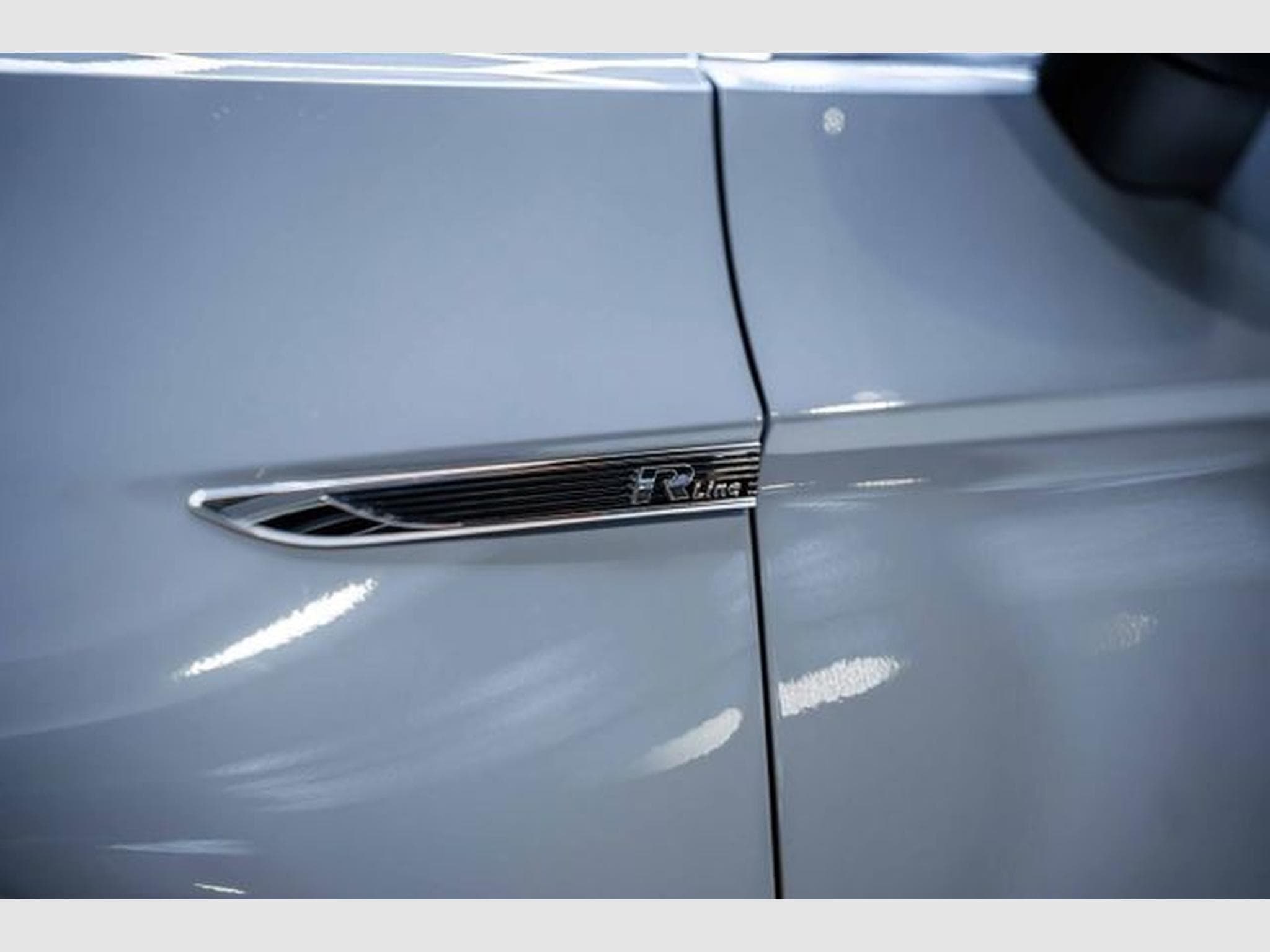 VW Passat Passat Variant 2.0 TDI DSG 3xR-Line NAVI LED RFK (2022) - Foto 4