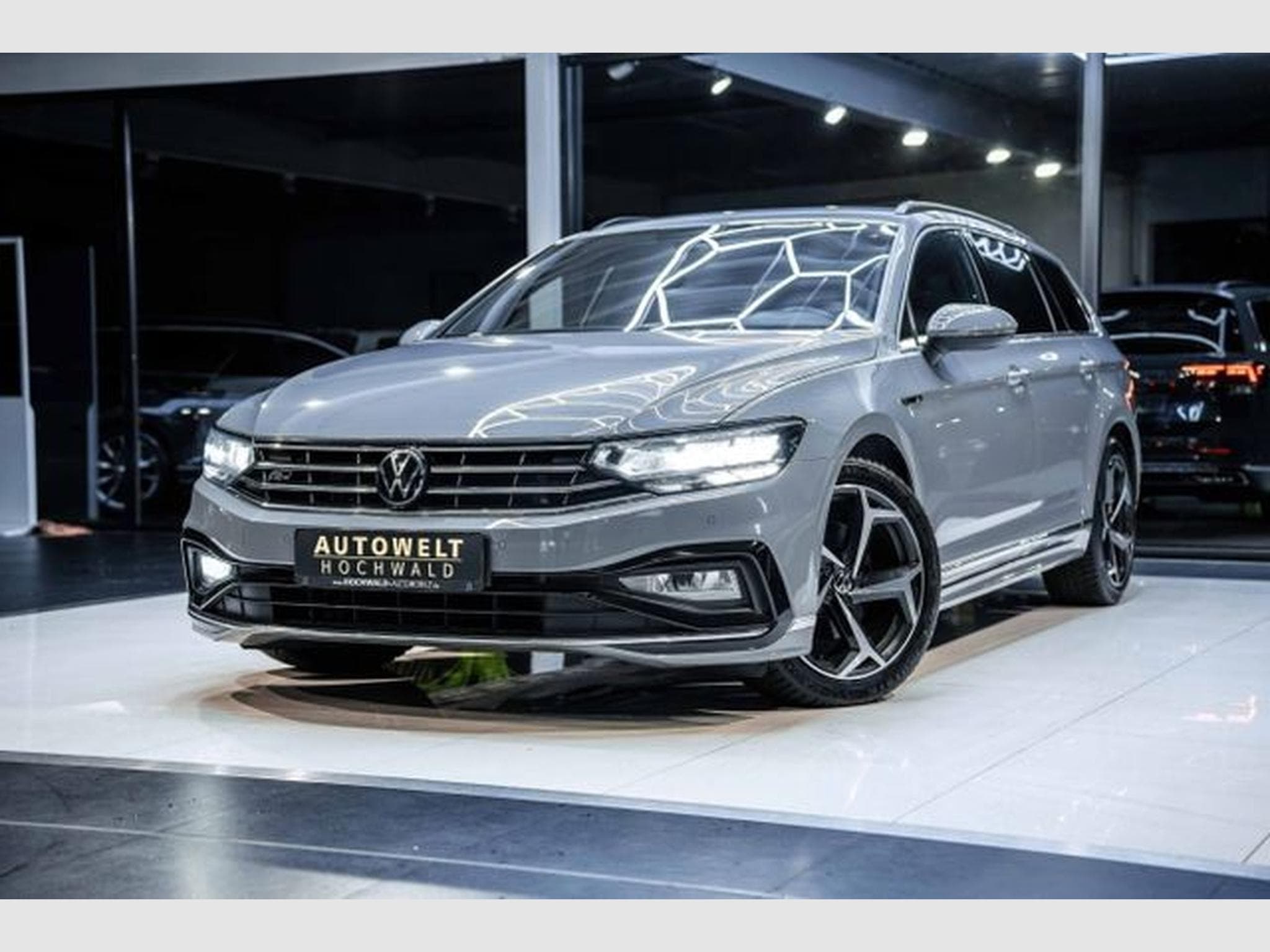 VW Passat Passat Variant 2.0 TDI DSG 3xR-Line NAVI LED RFK (2022) - Foto 2