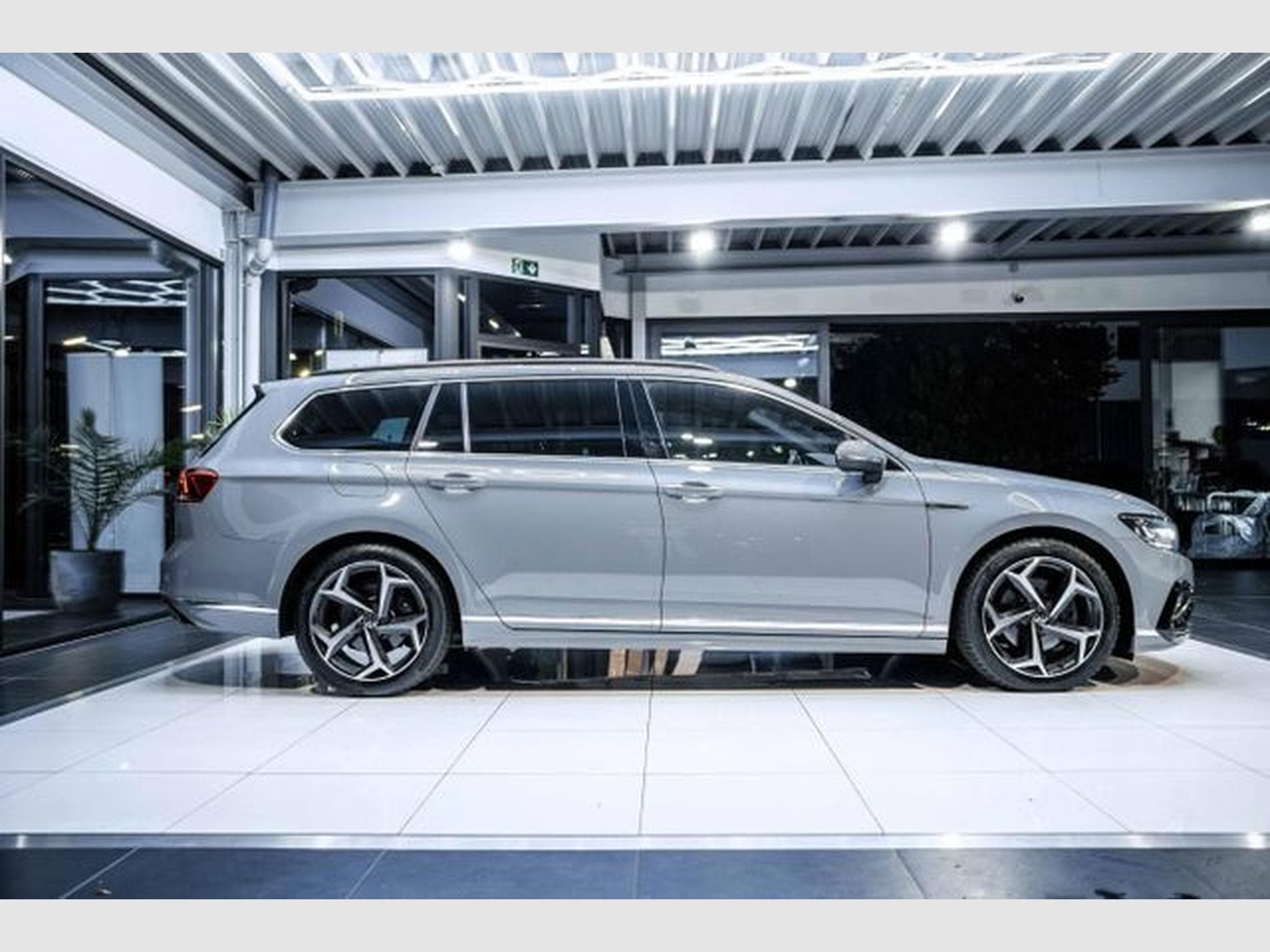 VW Passat Passat Variant 2.0 TDI DSG 3xR-Line NAVI LED RFK (2022) - Foto 8