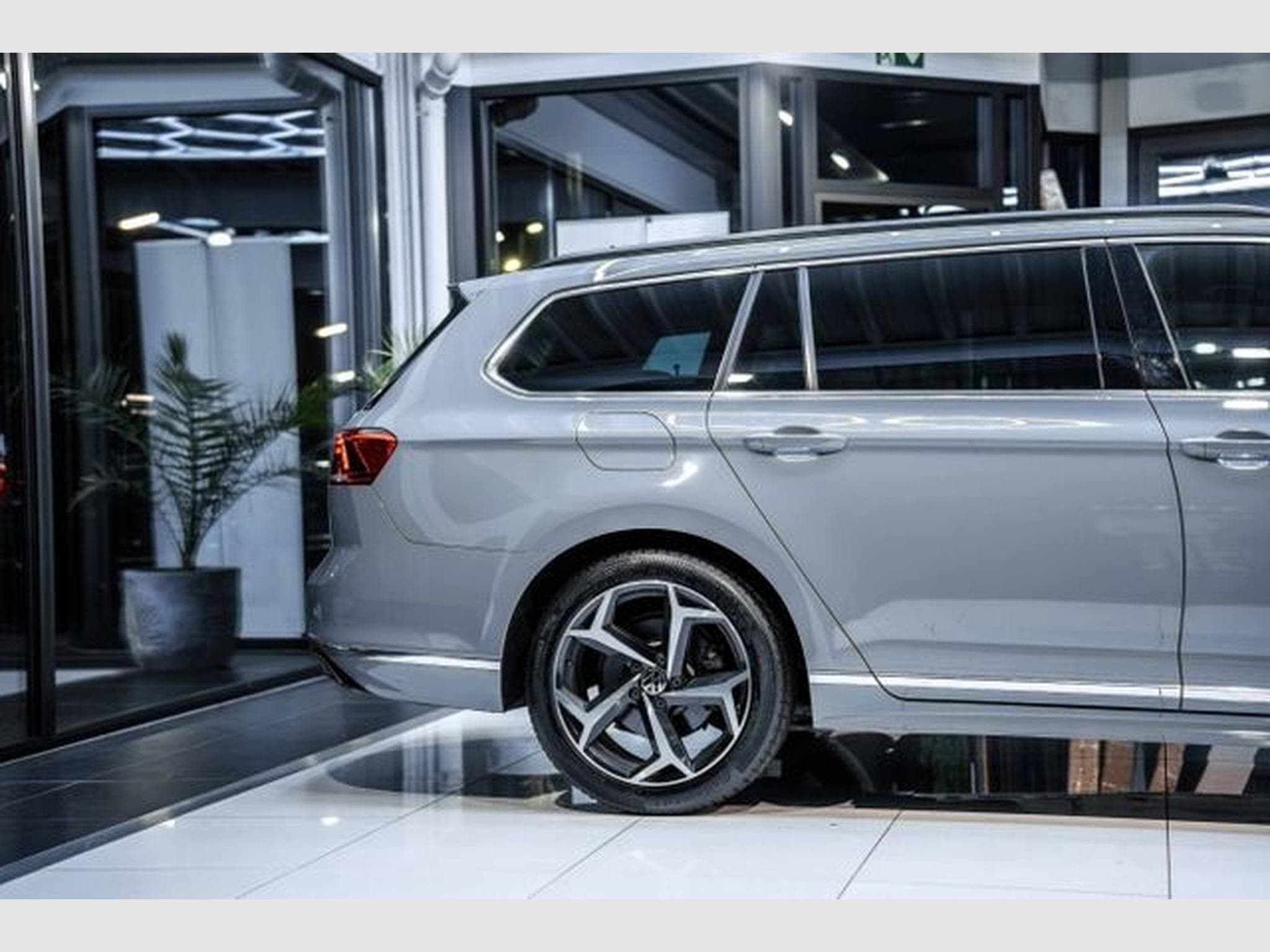 VW Passat Passat Variant 2.0 TDI DSG 3xR-Line NAVI LED RFK (2022) - Foto 9