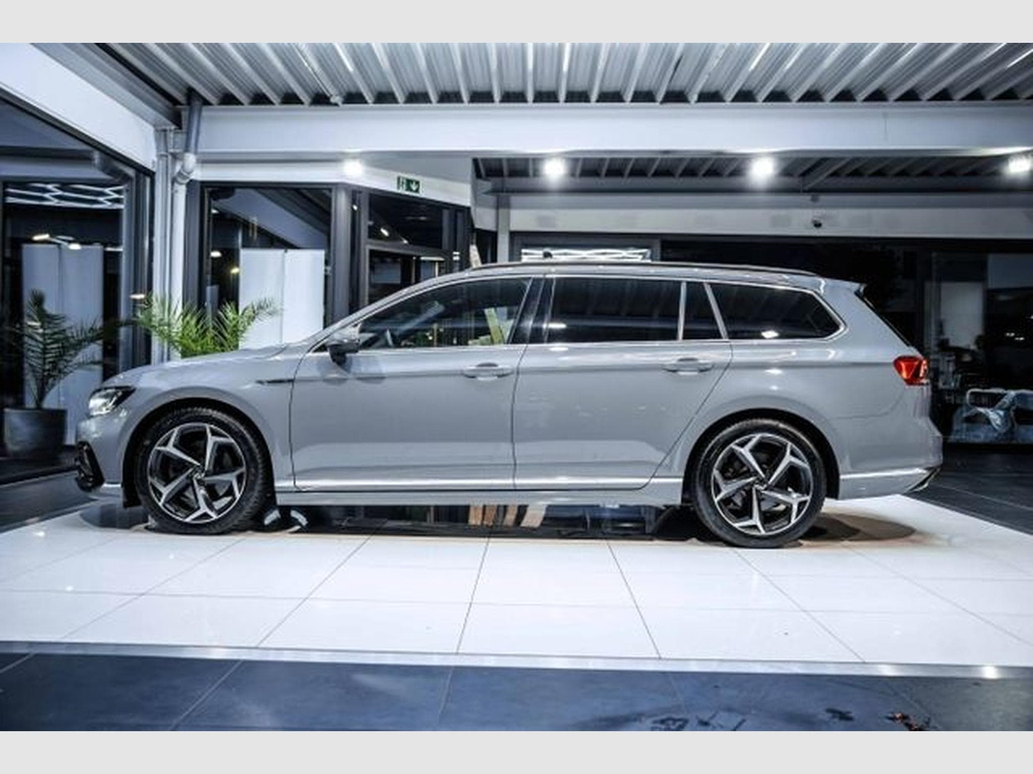 VW Passat Passat Variant 2.0 TDI DSG 3xR-Line NAVI LED RFK (2022) - Foto 11