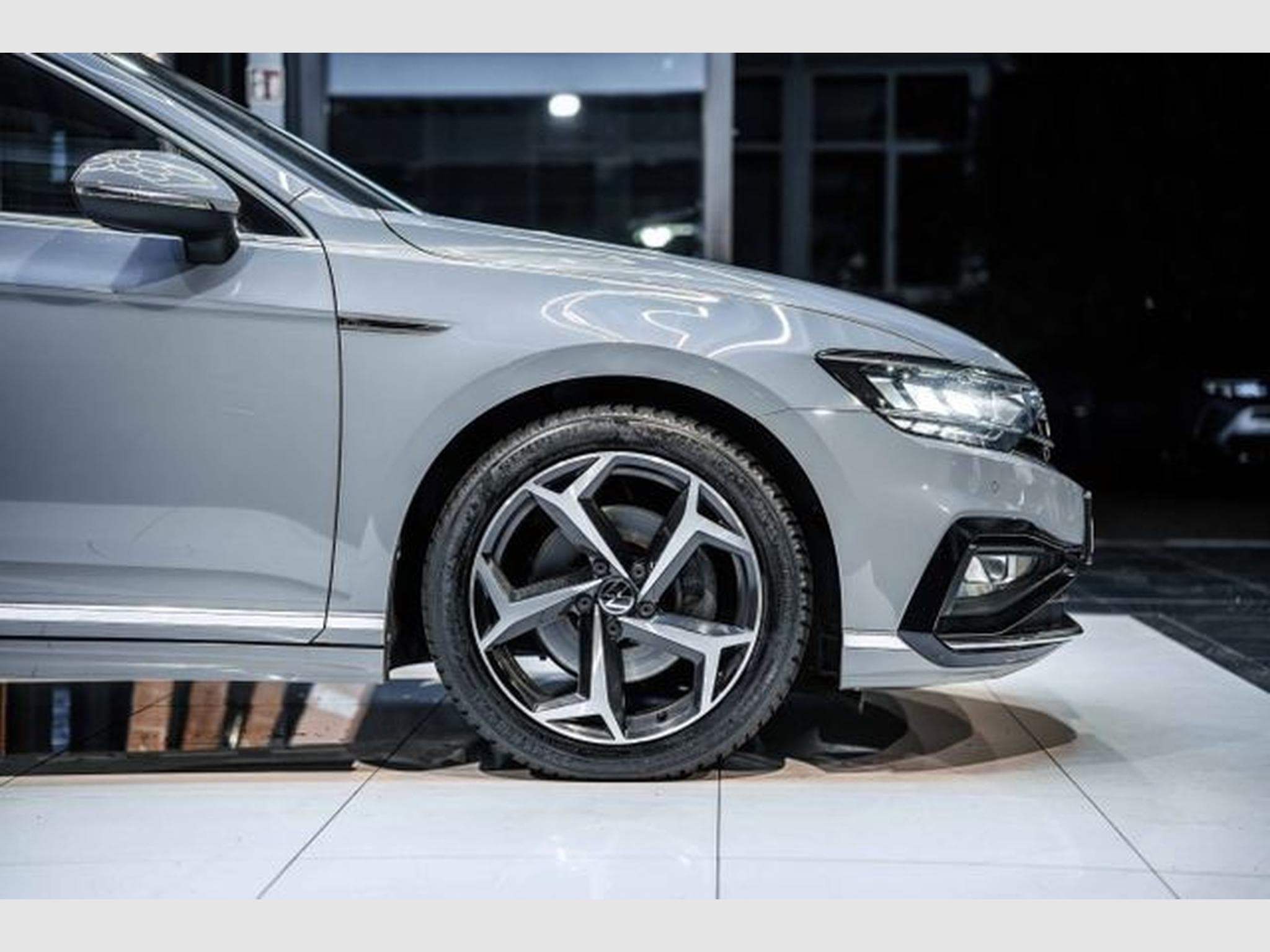 VW Passat Passat Variant 2.0 TDI DSG 3xR-Line NAVI LED RFK (2022) - Foto 10