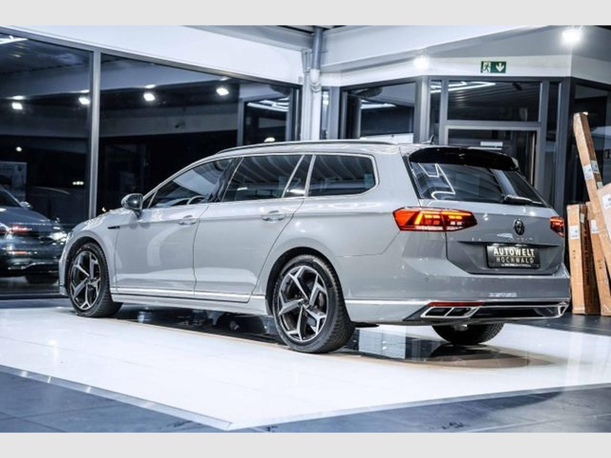 VW Passat Passat Variant 2.0 TDI DSG 3xR-Line NAVI LED RFK (2022) - Foto 12