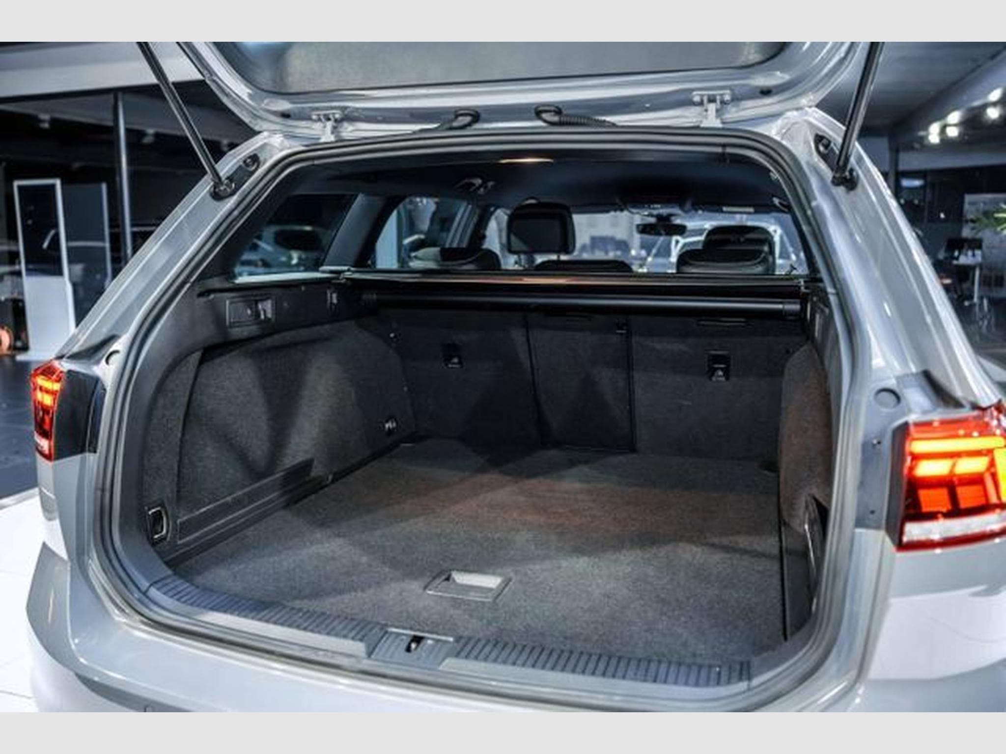 VW Passat Passat Variant 2.0 TDI DSG 3xR-Line NAVI LED RFK (2022) - Foto 15