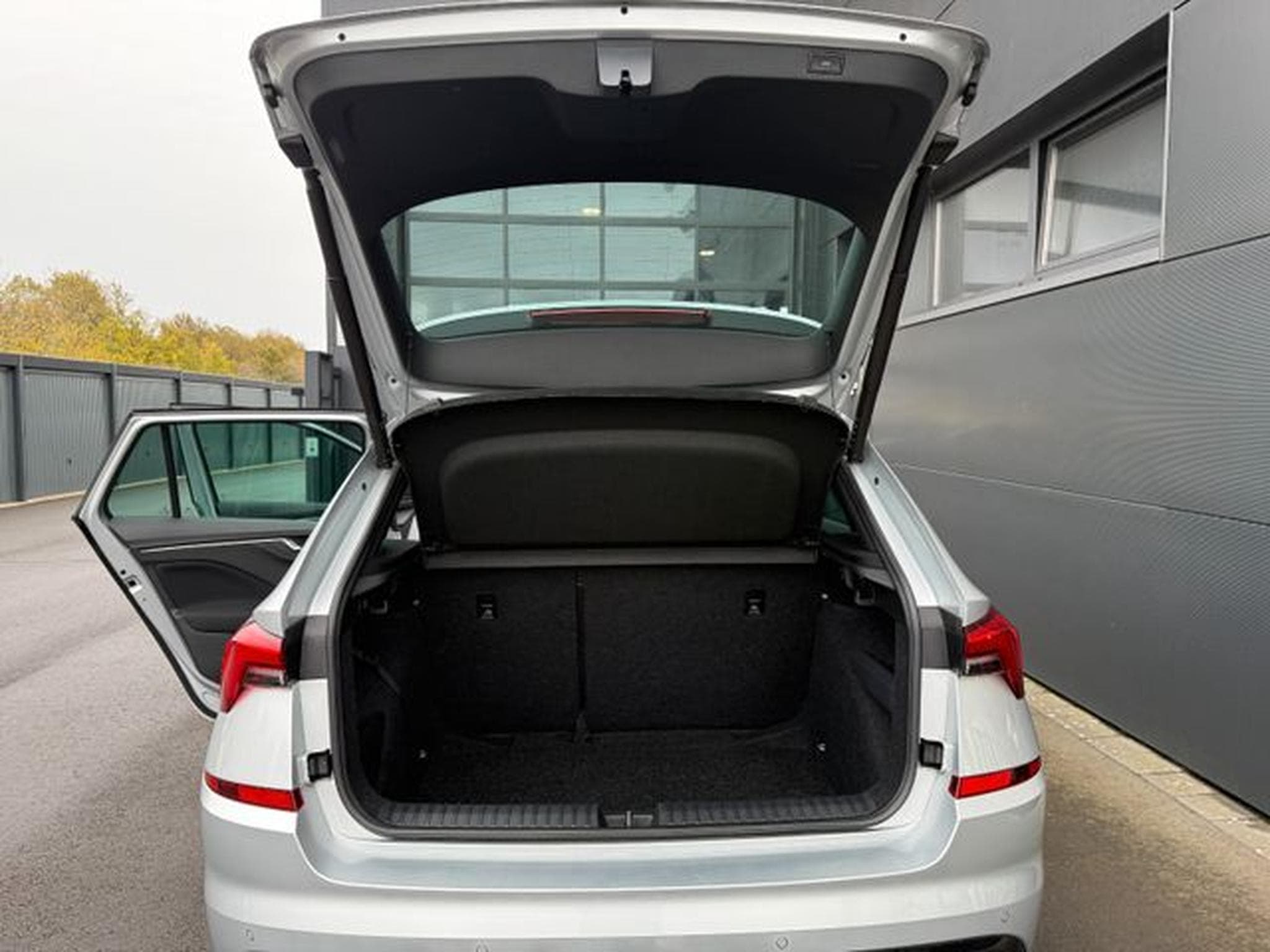 Skoda Kamiq Kamiq 1.5TSI Monte Carlo Pano 18" Navi AHK ACC (2023) - Foto 14