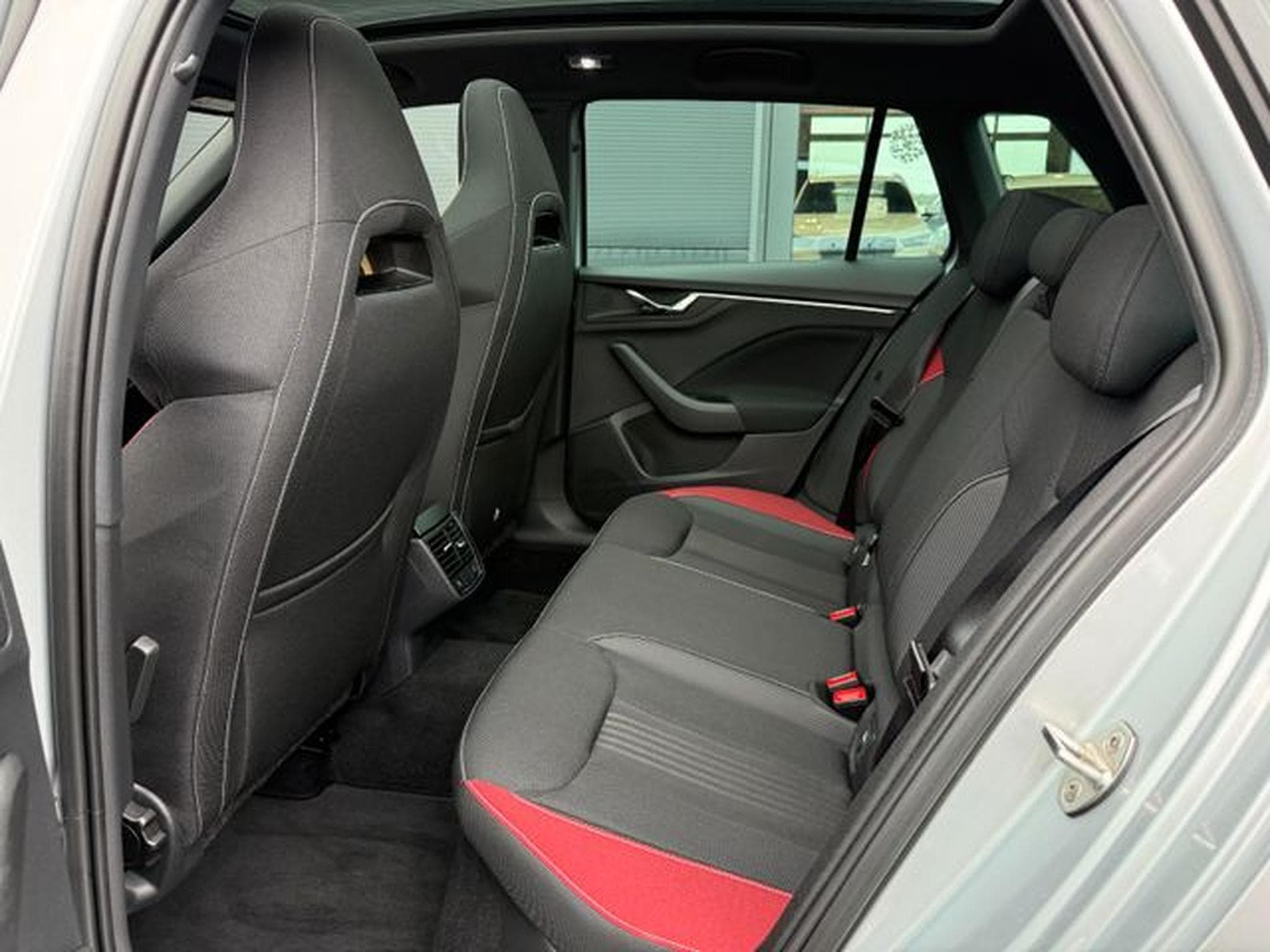 Skoda Kamiq Kamiq 1.5TSI Monte Carlo Pano 18" Navi AHK ACC (2023) - Foto 12