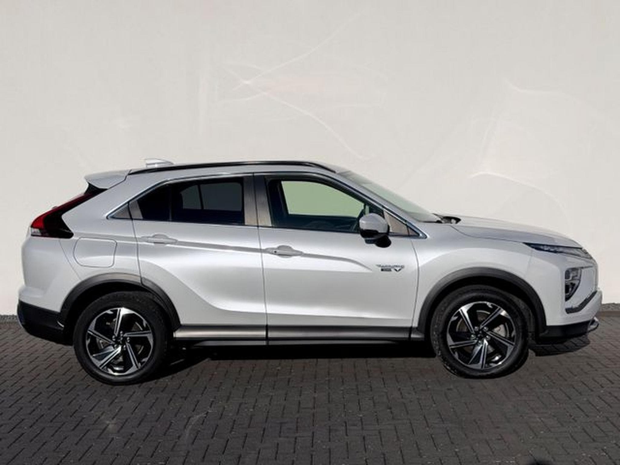 Mitsubishi Eclipse Eclipse Cross Plus 2.4 Hybrid 4WD /NAVI/LED/CAM/ (2022) - Foto 4
